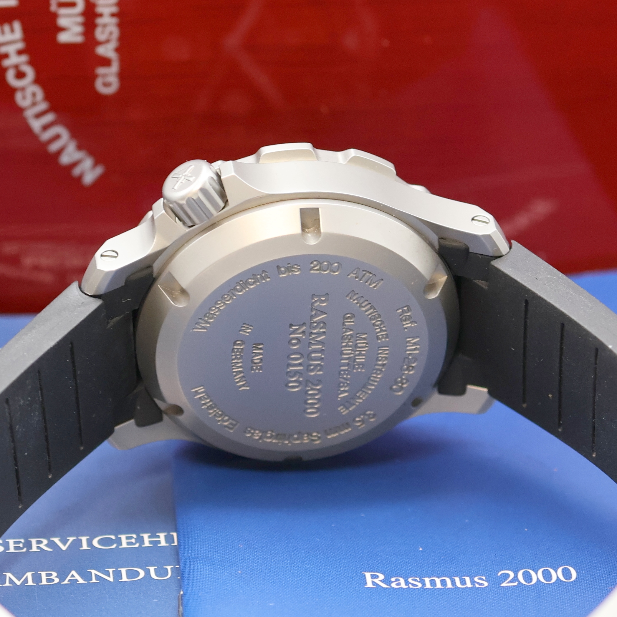 Detail d: MÜHLE GLASHÜTTE Rasmus 2000 Herrenarmbanduhr Referenz M1-28-87-KB, Automatik, Edelstahlgeh. inkl. orig. Kautschukband m. orig. Faltschl., Boden und ...