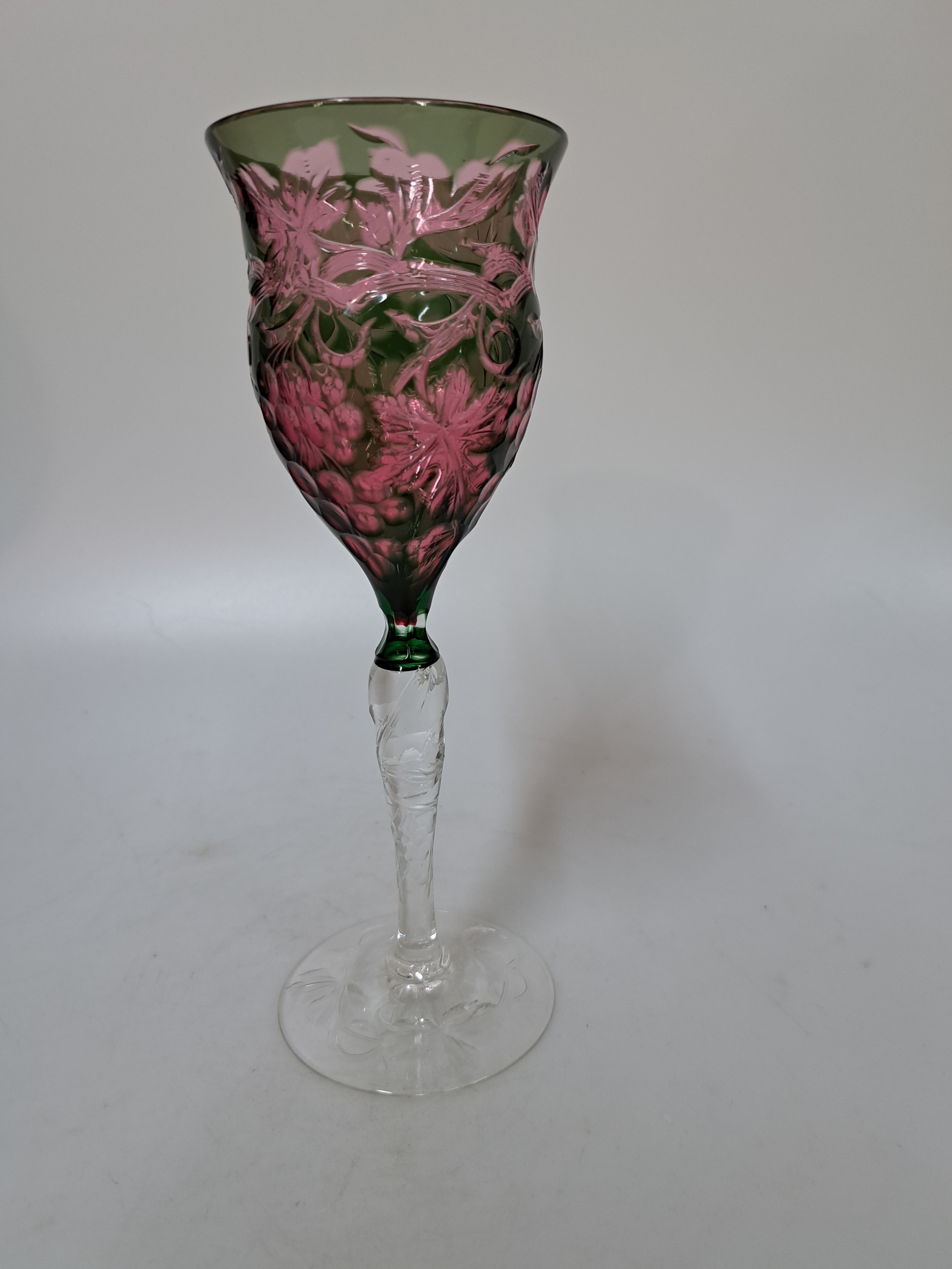 Detail a: Weinglas, Josephinenhütte, um 1890/1900, farbloses Glas, Kuppa grün, rubinfarben unterfangen, umlaufender tiefer geschnittener Dekor von ...