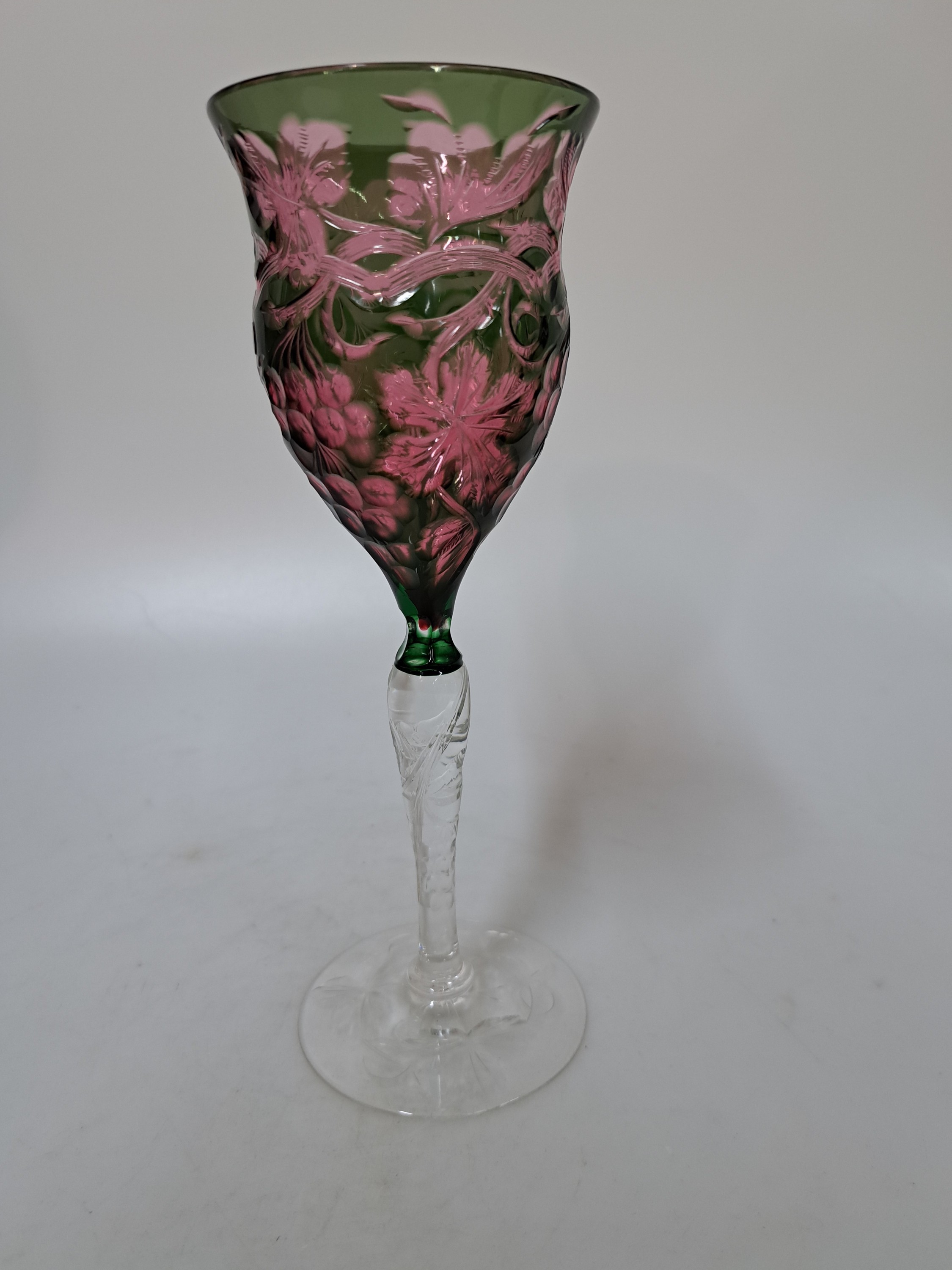 Detail b: Weinglas, Josephinenhütte, um 1890/1900, farbloses Glas, Kuppa grün, rubinfarben unterfangen, umlaufender tiefer geschnittener Dekor von ...