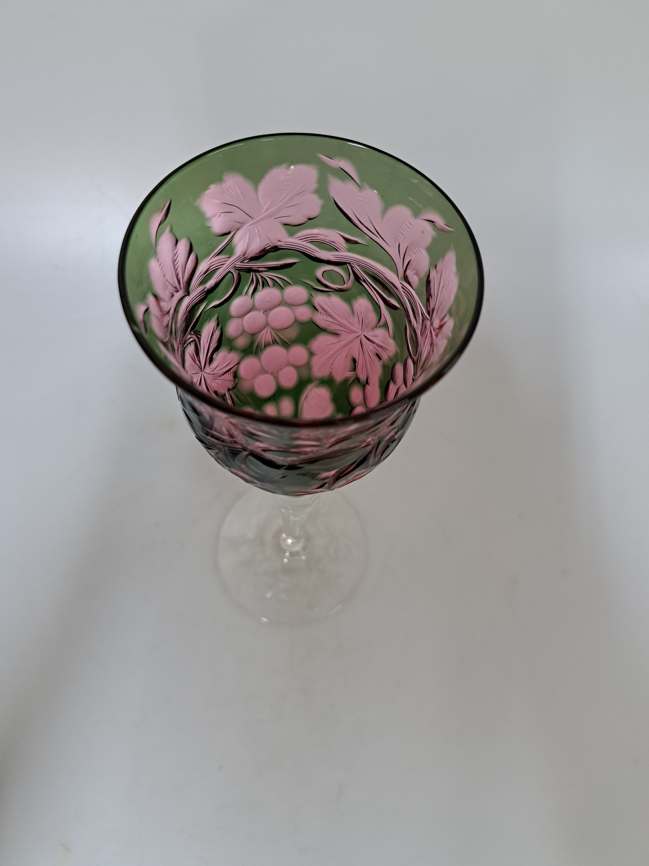Detail c: Weinglas, Josephinenhütte, um 1890/1900, farbloses Glas, Kuppa grün, rubinfarben unterfangen, umlaufender tiefer geschnittener Dekor von ...