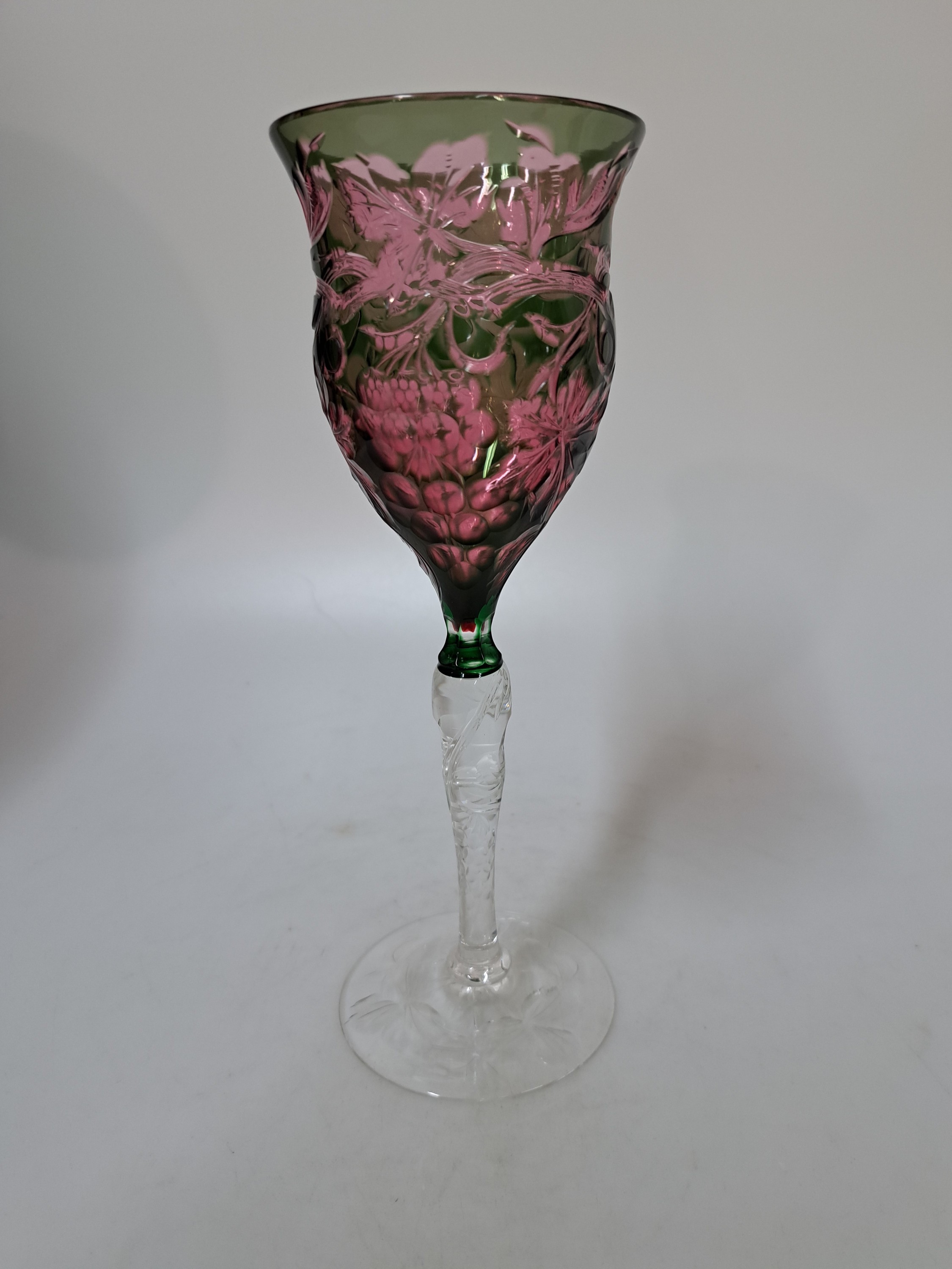 Detail d: Weinglas, Josephinenhütte, um 1890/1900, farbloses Glas, Kuppa grün, rubinfarben unterfangen, umlaufender tiefer geschnittener Dekor von ...
