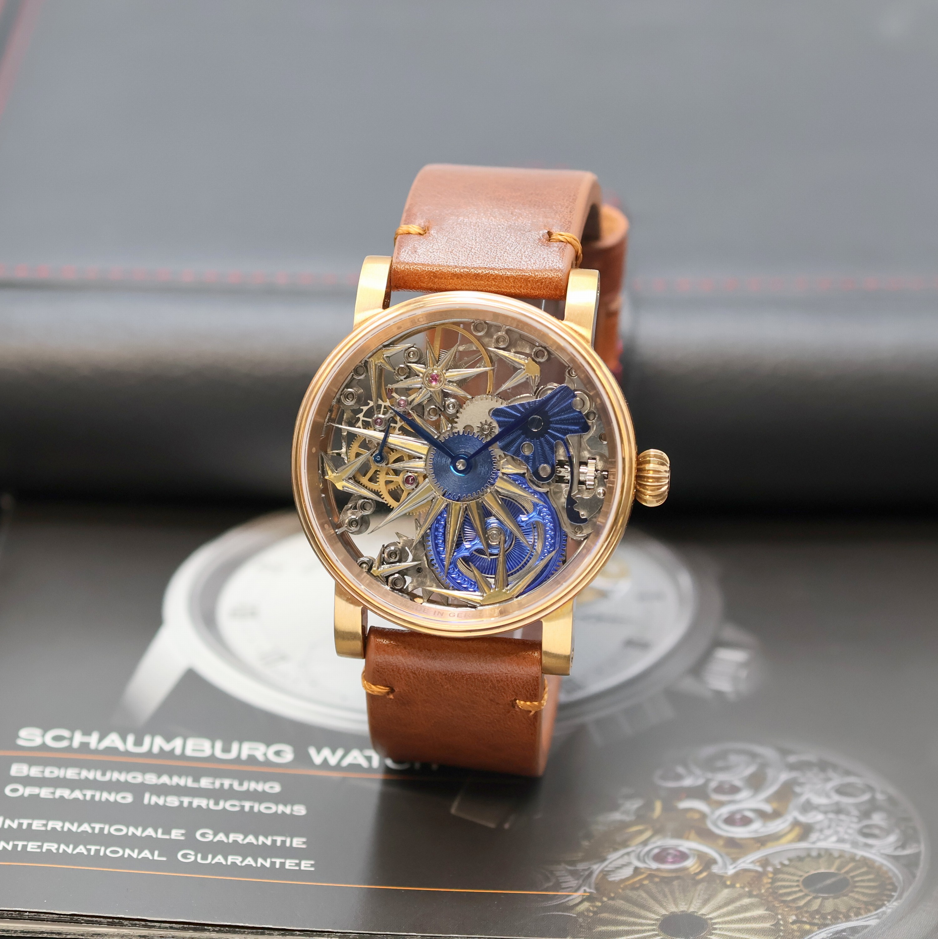 SCHAUMBURG WATCH Armbanduhr Unikatorium, Handaufzug, verg. Geh. inkl. orig. Lederband m. orig. Dornschl., beids. vergl., Boden verschr., skel. ...