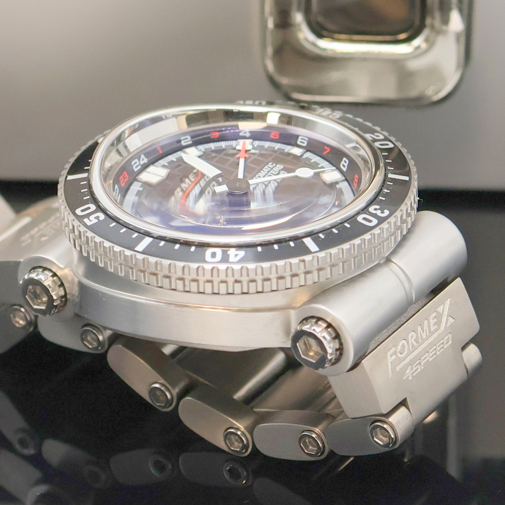 Detail d: FORMEX 4Speed Herrenarmbanduhr DS2000 Referenz 20001.6020, Automatik, beids. vergl. Stahl/Titangeh. inkl. Gliederband m. Faltschl., Boden 8-fach ...
