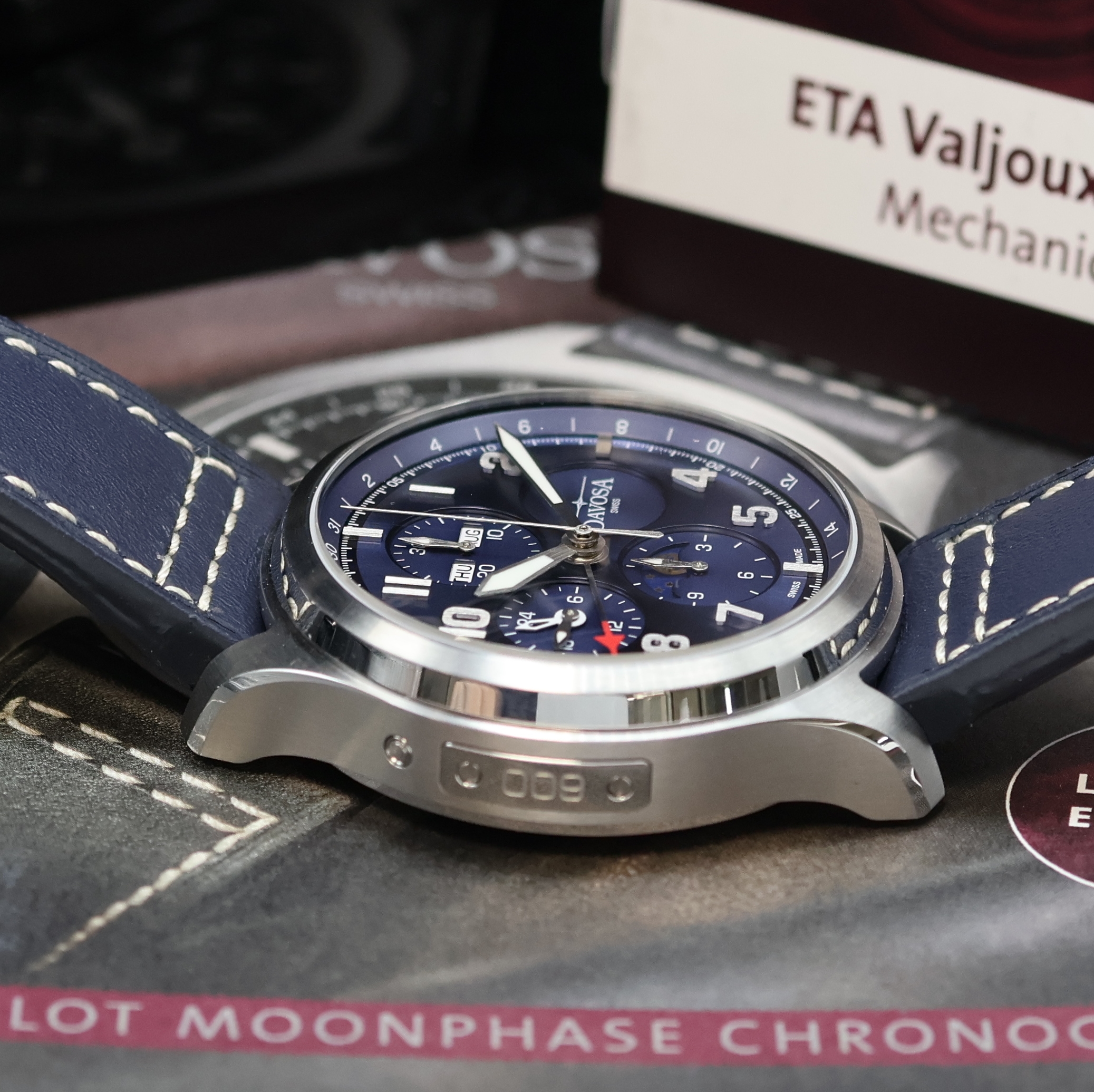 Detail e: DAVOSA Newton Pilot seltener, auf 300 Stück limitierter Armbandchronograph mit Vollkalenderanzeige Referenz 161.586.45, Automatik, beids. vergl. ...