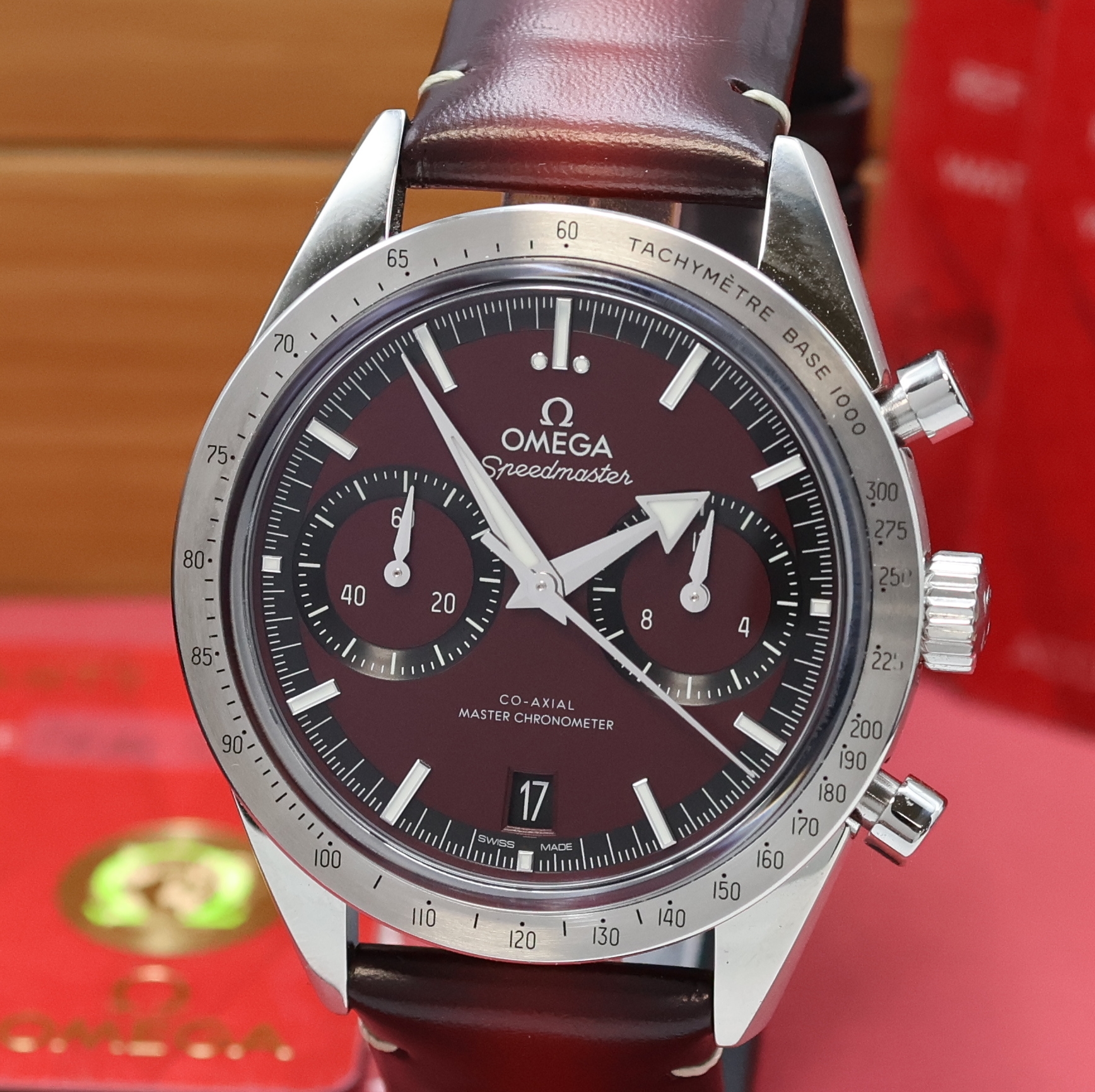 Detail a: OMEGA Speedmaster 57 Schaltradchronograph Referenz 332.12.41.51.11.001, Handaufzug, Chronometer in Edelstahl inkl. orig. Lederband m. orig. ...