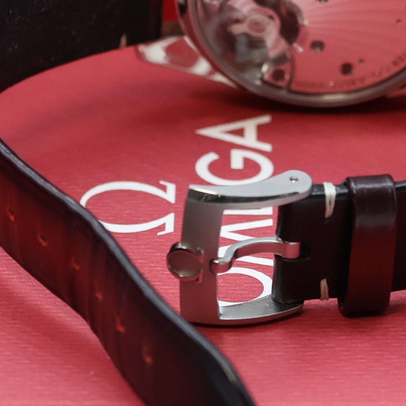Detail b: OMEGA Speedmaster 57 Schaltradchronograph Referenz 332.12.41.51.11.001, Handaufzug, Chronometer in Edelstahl inkl. orig. Lederband m. orig. ...