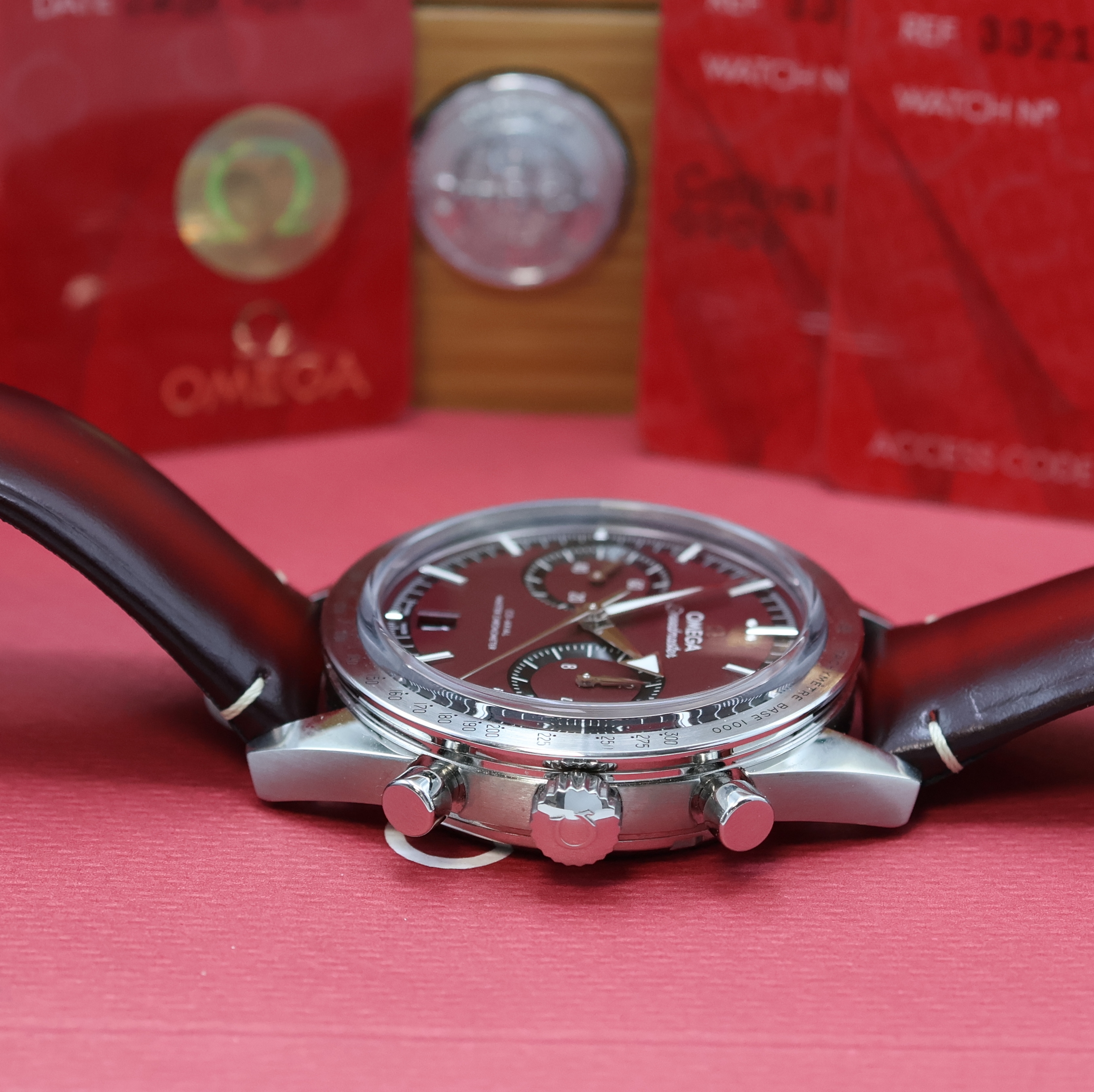 Detail c: OMEGA Speedmaster 57 Schaltradchronograph Referenz 332.12.41.51.11.001, Handaufzug, Chronometer in Edelstahl inkl. orig. Lederband m. orig. ...