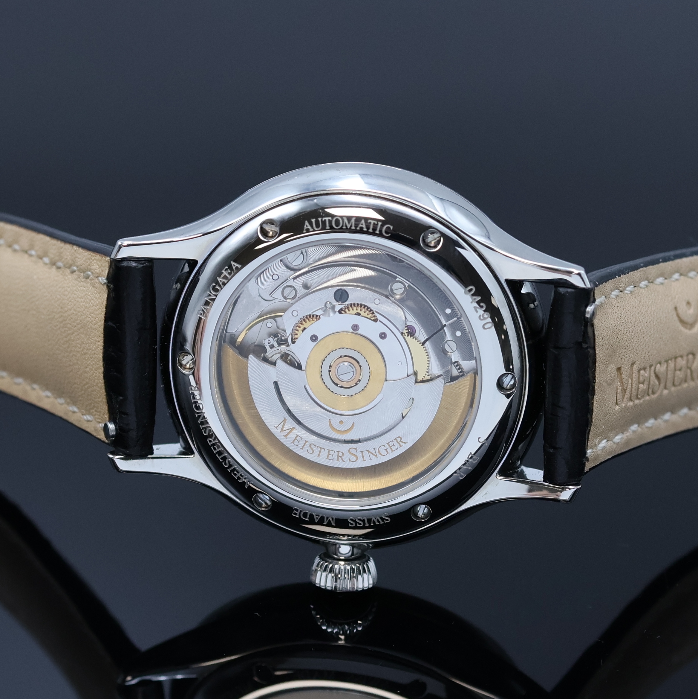 Detail e: MEISTERSINGER Pangaea Day Date Einzeiger- Herrenarmbanduhr, Automatik, Schweiz um 2021, Edelstahlgeh. inkl. orig. Lederband m. orig. Dornschl., ...