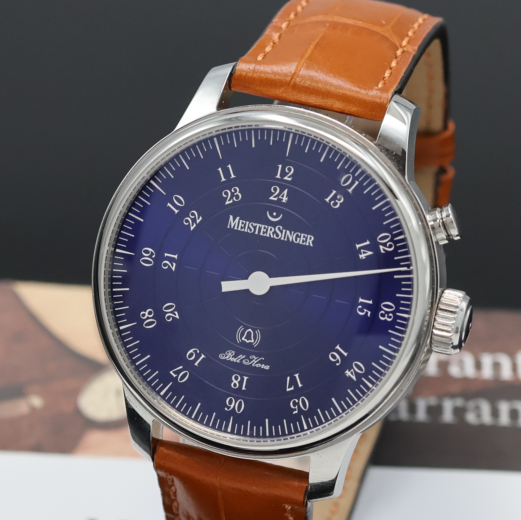 Detail a: MEISTERSINGER Bell Hora Einzeiger- Herrenarmbanduhr Referenz BH0908, Automatik, Edelstahlgeh. inkl. orig. Lederband m. orig. Faltschl., beids. ...