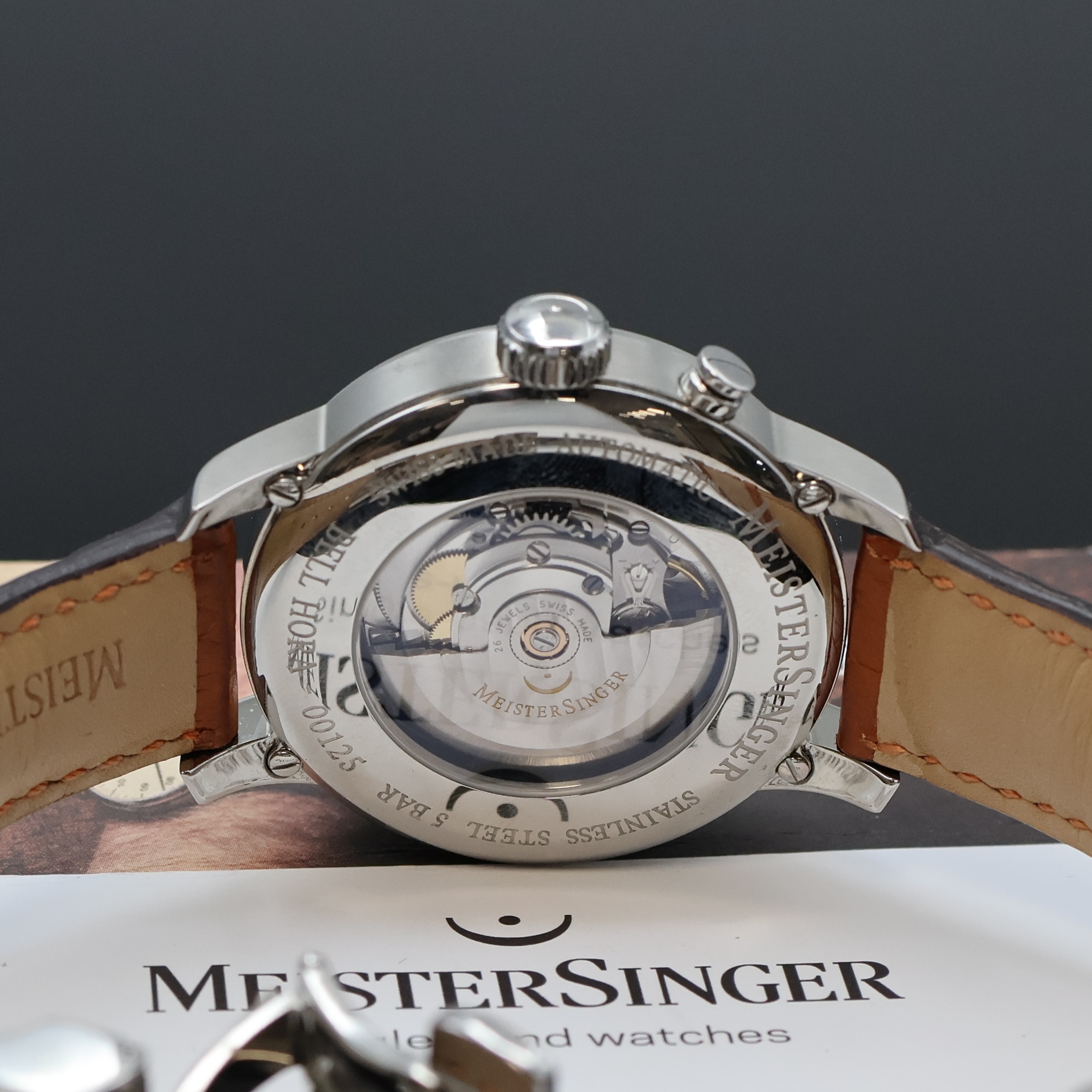 Detail d: MEISTERSINGER Bell Hora Einzeiger- Herrenarmbanduhr Referenz BH0908, Automatik, Edelstahlgeh. inkl. orig. Lederband m. orig. Faltschl., beids. ...
