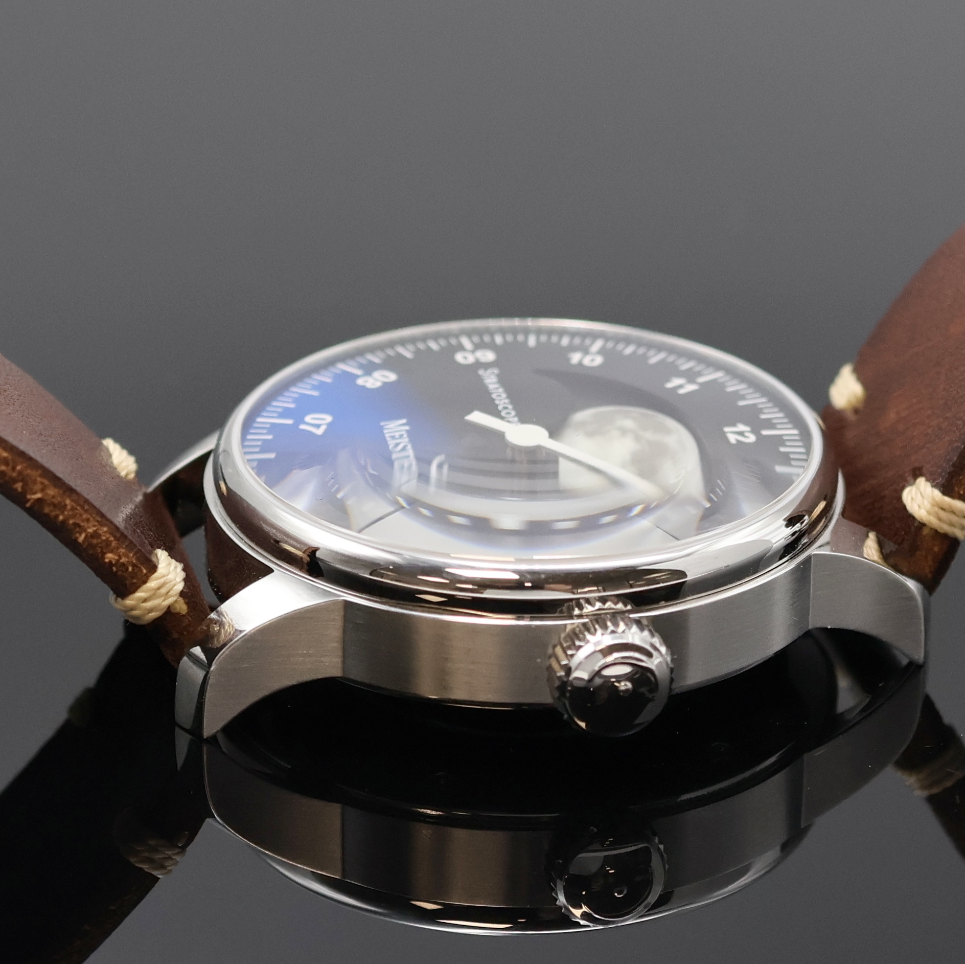 Detail c: MEISTERSINGER Stratoscope Einzeiger- Herrenarmbanduhr, Automatik, Schweiz um 2023, Edelstahlgeh. inkl. orig. Lederband m. orig. Faltschl., beids. ...