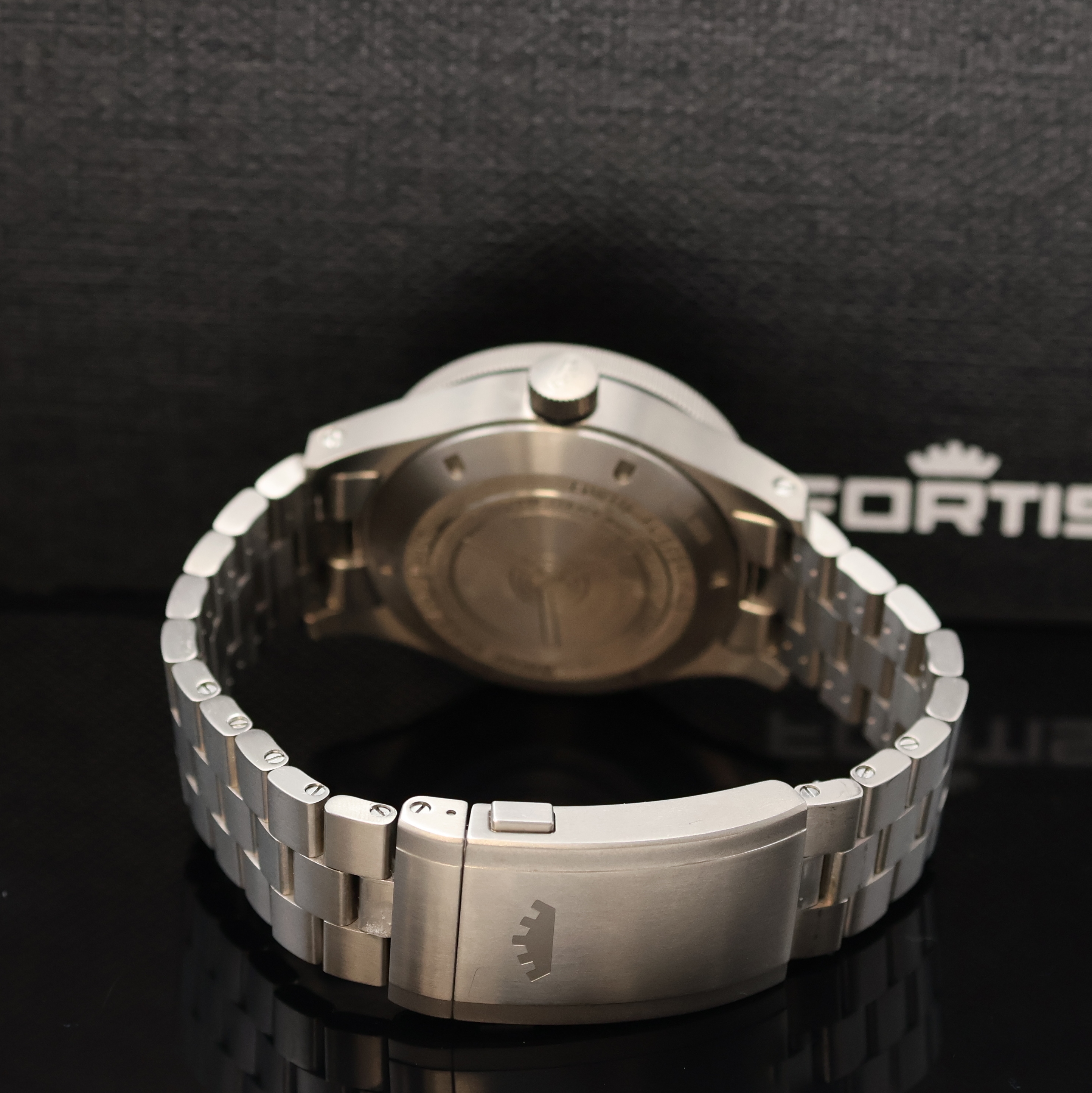 Detail b: FORTIS Flieger Herrenarmbanduhr F-43 Triple GMT Referenz W.426.0006, Automatik, Titangeh. inkl. Titanband m. Faltschl., Boden und Krone verschr., ab ...