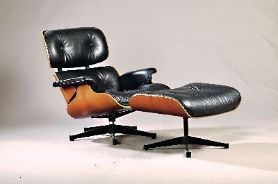 Detail a: Lounge-Chair mit Ottomane, Entwurf von Charles und Ray Eames 1956, Ausführung Vitra, um 2002, Polsterung im schwarzen Leder, Sitzschalleaus ...