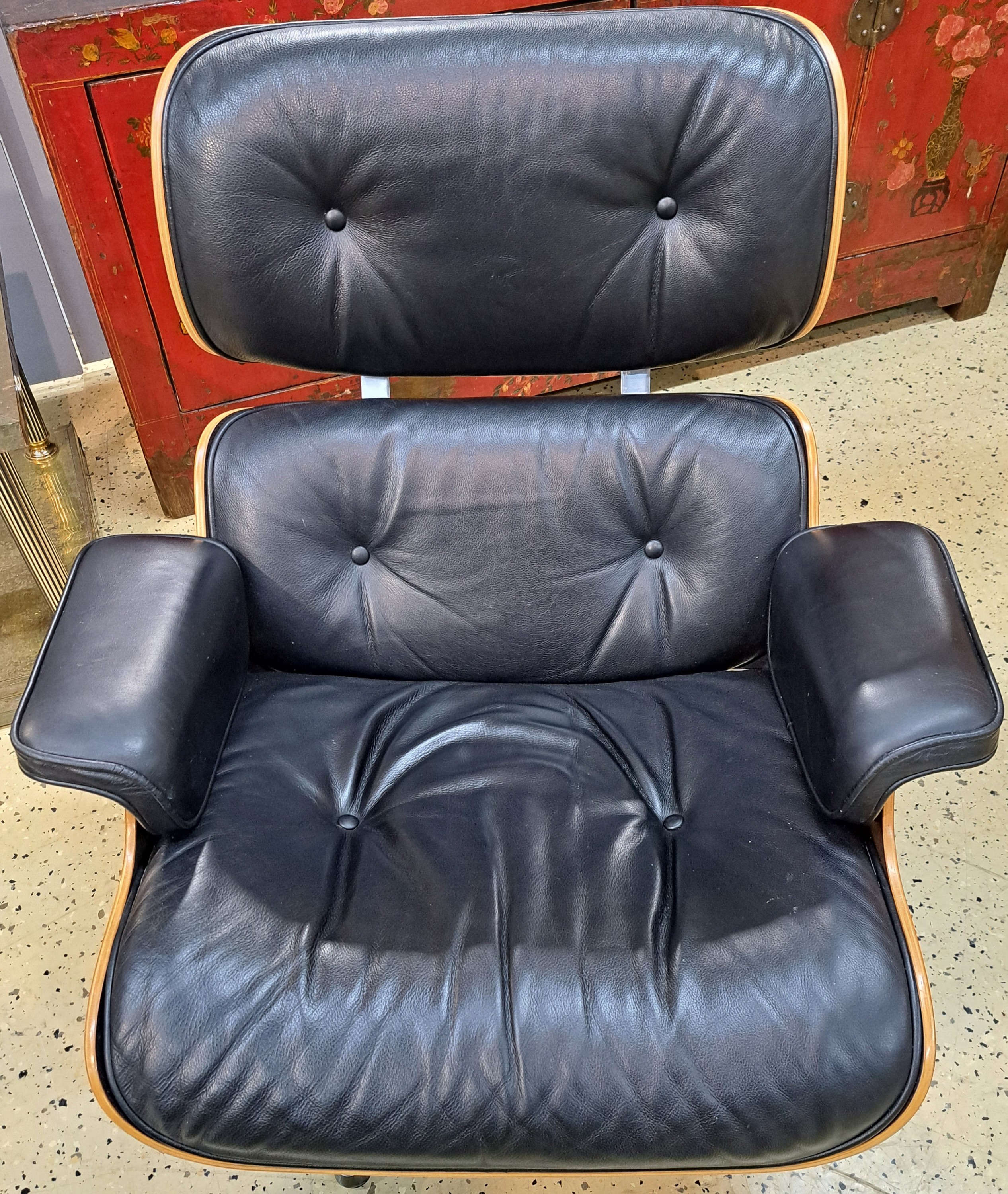 Detail b: Lounge-Chair mit Ottomane, Entwurf von Charles und Ray Eames 1956, Ausführung Vitra, um 2002, Polsterung im schwarzen Leder, Sitzschalleaus ...