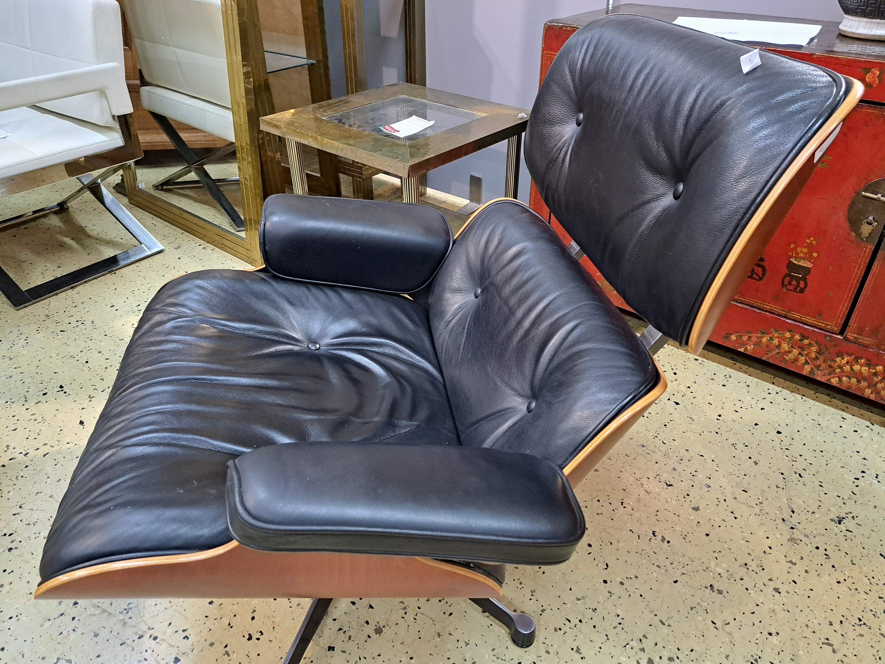 Detail c: Lounge-Chair mit Ottomane, Entwurf von Charles und Ray Eames 1956, Ausführung Vitra, um 2002, Polsterung im schwarzen Leder, Sitzschalleaus ...