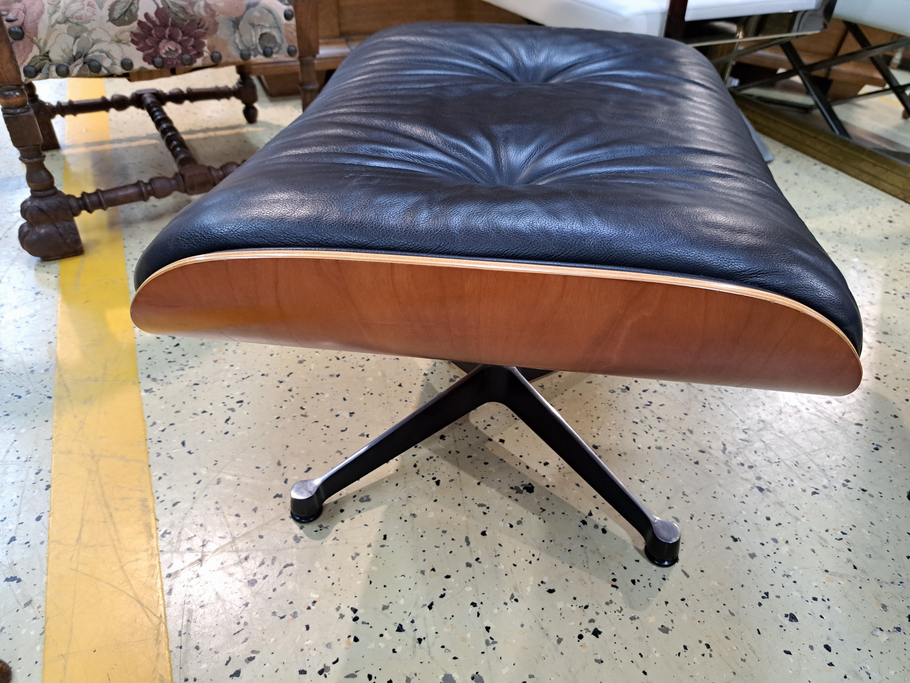 Detail d: Lounge-Chair mit Ottomane, Entwurf von Charles und Ray Eames 1956, Ausführung Vitra, um 2002, Polsterung im schwarzen Leder, Sitzschalleaus ...