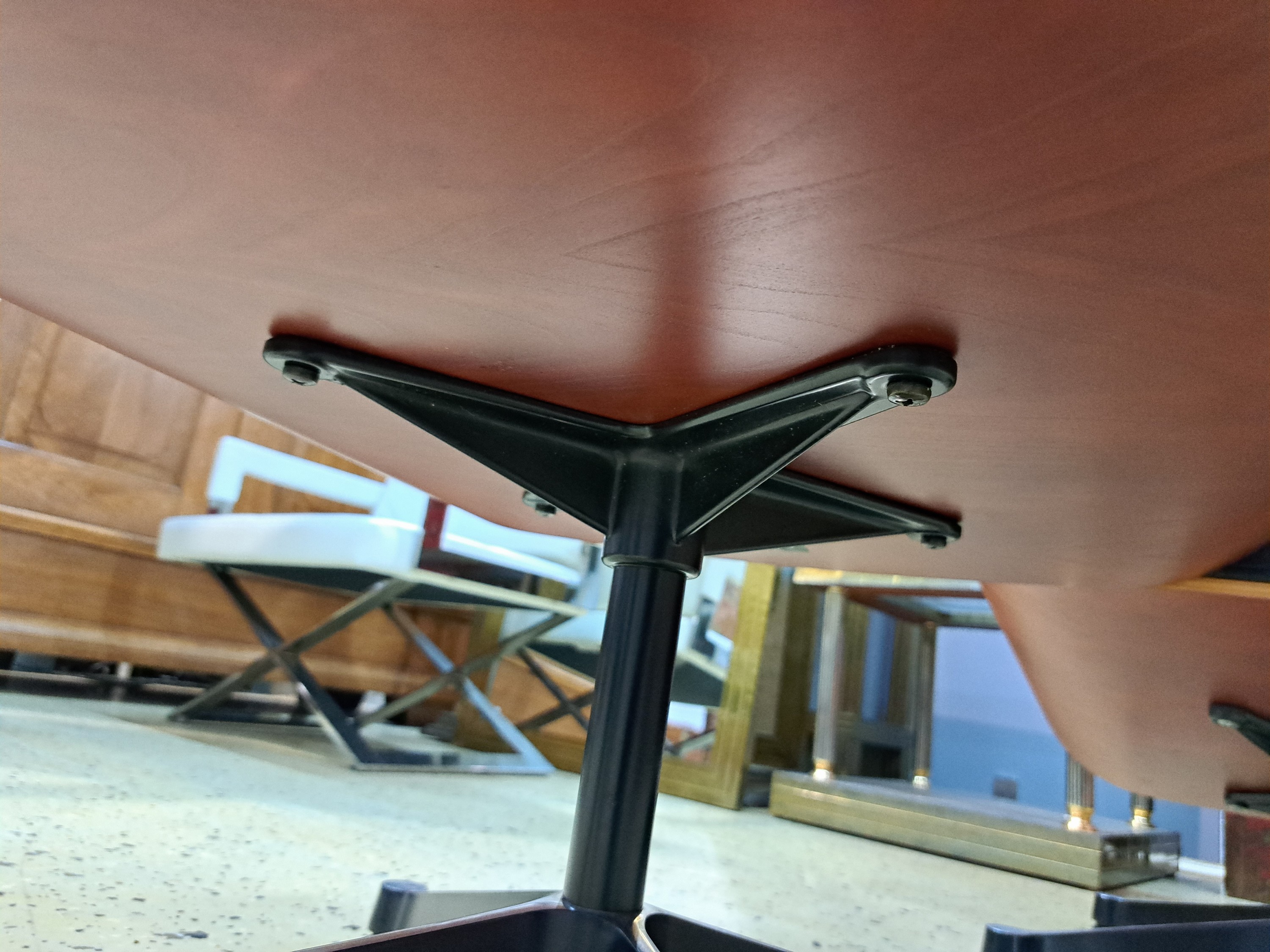 Detail f: Lounge-Chair mit Ottomane, Entwurf von Charles und Ray Eames 1956, Ausführung Vitra, um 2002, Polsterung im schwarzen Leder, Sitzschalleaus ...