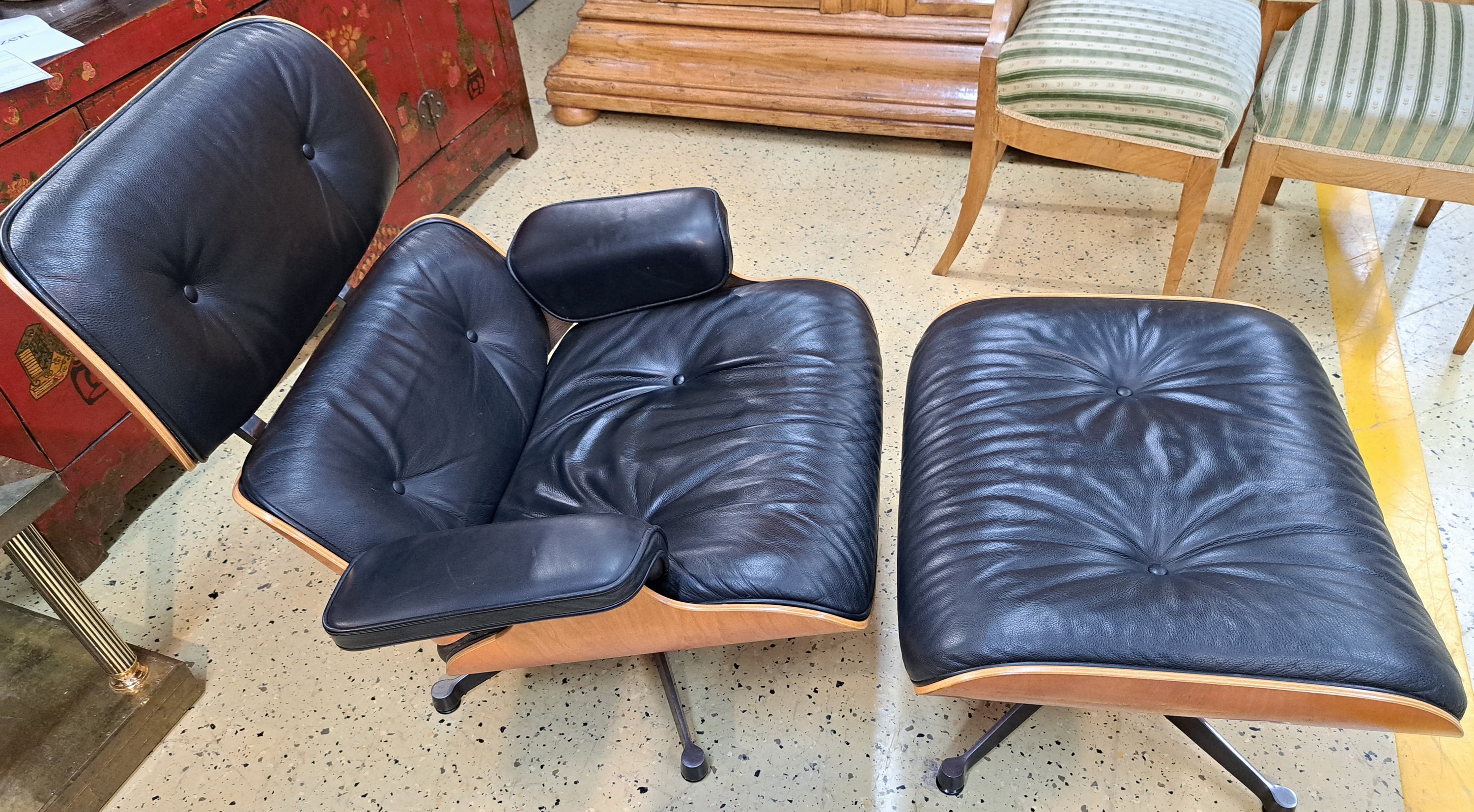 Detail h: Lounge-Chair mit Ottomane, Entwurf von Charles und Ray Eames 1956, Ausführung Vitra, um 2002, Polsterung im schwarzen Leder, Sitzschalleaus ...