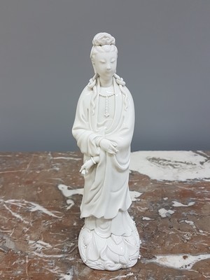 26974007a - Guan Yin, Porzellanfigur, China, wohl um 1900, blanc de chine, feine Ausarbeitung, H. 26 ...