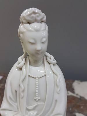 26974007e - Guan Yin, Porzellanfigur, China, wohl um 1900, blanc de chine, feine Ausarbeitung, H. 26 ...