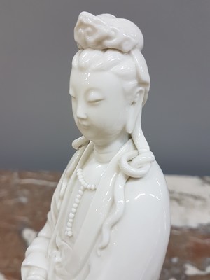 26974007f - Guan Yin, Porzellanfigur, China, wohl um 1900, blanc de chine, feine Ausarbeitung, H. 26 ...