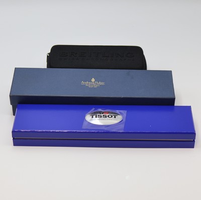 26974023c - Konvolut bestehend aus 8 Uhren-Etuis, 2 Büchern, 5 Uhrenständer sowie 1 Dupont ...