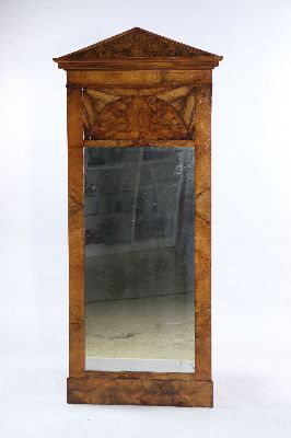 Image Großer Biedermeier Spiegel, um 1830/40, Nußbaumfurnier, z.T. Wurzelnuss, mit ...