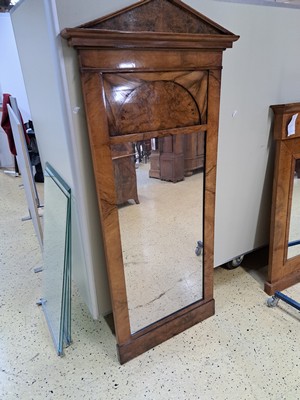 26974030a - Großer Biedermeier Spiegel, um 1830/40, Nußbaumfurnier, z.T. Wurzelnuss, mit ...