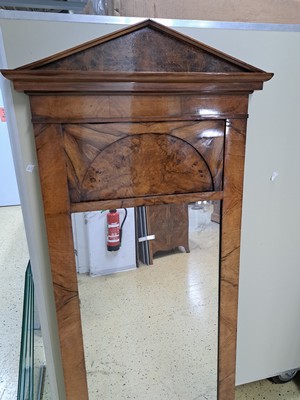 26974030b - Großer Biedermeier Spiegel, um 1830/40, Nußbaumfurnier, z.T. Wurzelnuss, mit ...
