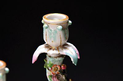 26974051b - Zwei Prunkkandelaber, Meissen, um, 1860, Allegorie auf die vier Jahreszeiten, polychrom ...