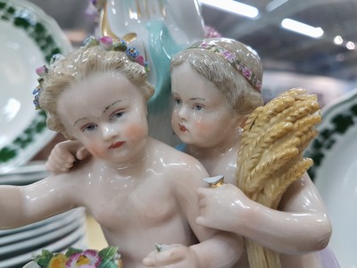 26974051f - Zwei Prunkkandelaber, Meissen, um, 1860, Allegorie auf die vier Jahreszeiten, polychrom ...