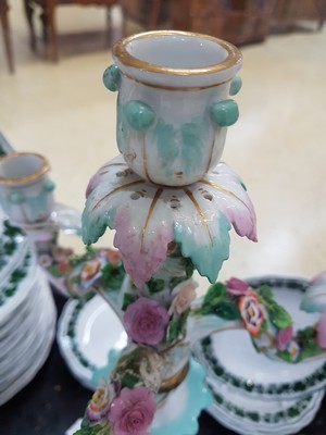 26974051j - Zwei Prunkkandelaber, Meissen, um, 1860, Allegorie auf die vier Jahreszeiten, polychrom ...