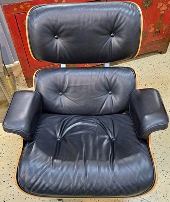 26974095b - Lounge-Chair mit Ottomane, Entwurf von Charles und Ray Eames 1956, Ausführung Vitra, ...