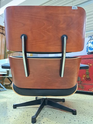 26974095e - Lounge-Chair mit Ottomane, Entwurf von Charles und Ray Eames 1956, Ausführung Vitra, ...