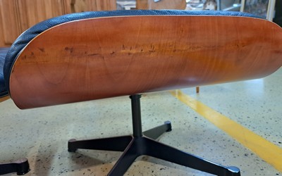 26974095g - Lounge-Chair mit Ottomane, Entwurf von Charles und Ray Eames 1956, Ausführung Vitra, ...
