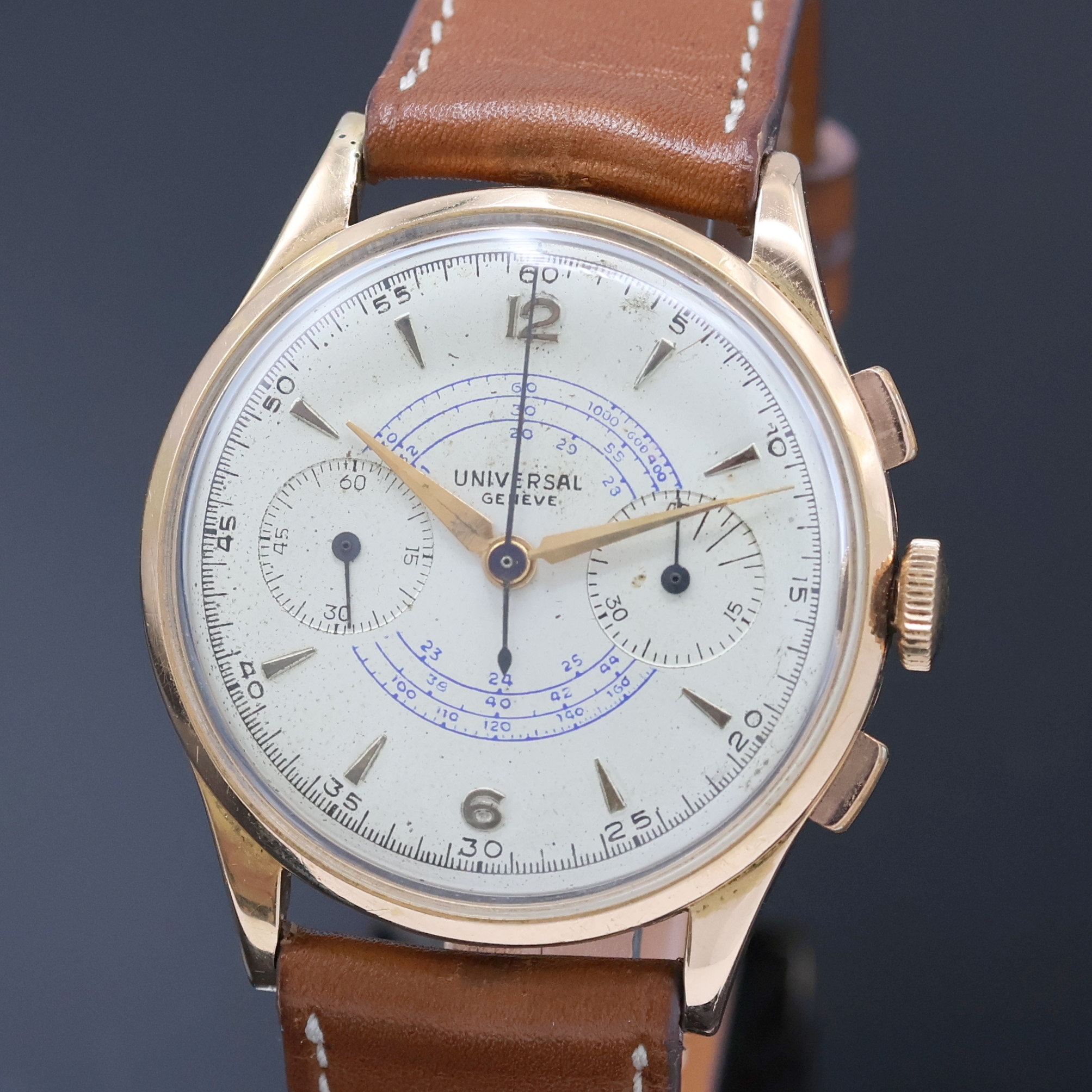 Detail a: UNIVERSAL GENEVE großer Armbandchronograph in RG 750/000 Referenz 124103, Schweiz um 1945, Handaufzug, 3-tlg. Geh., Boden u. Glasrand aufgedr., ...