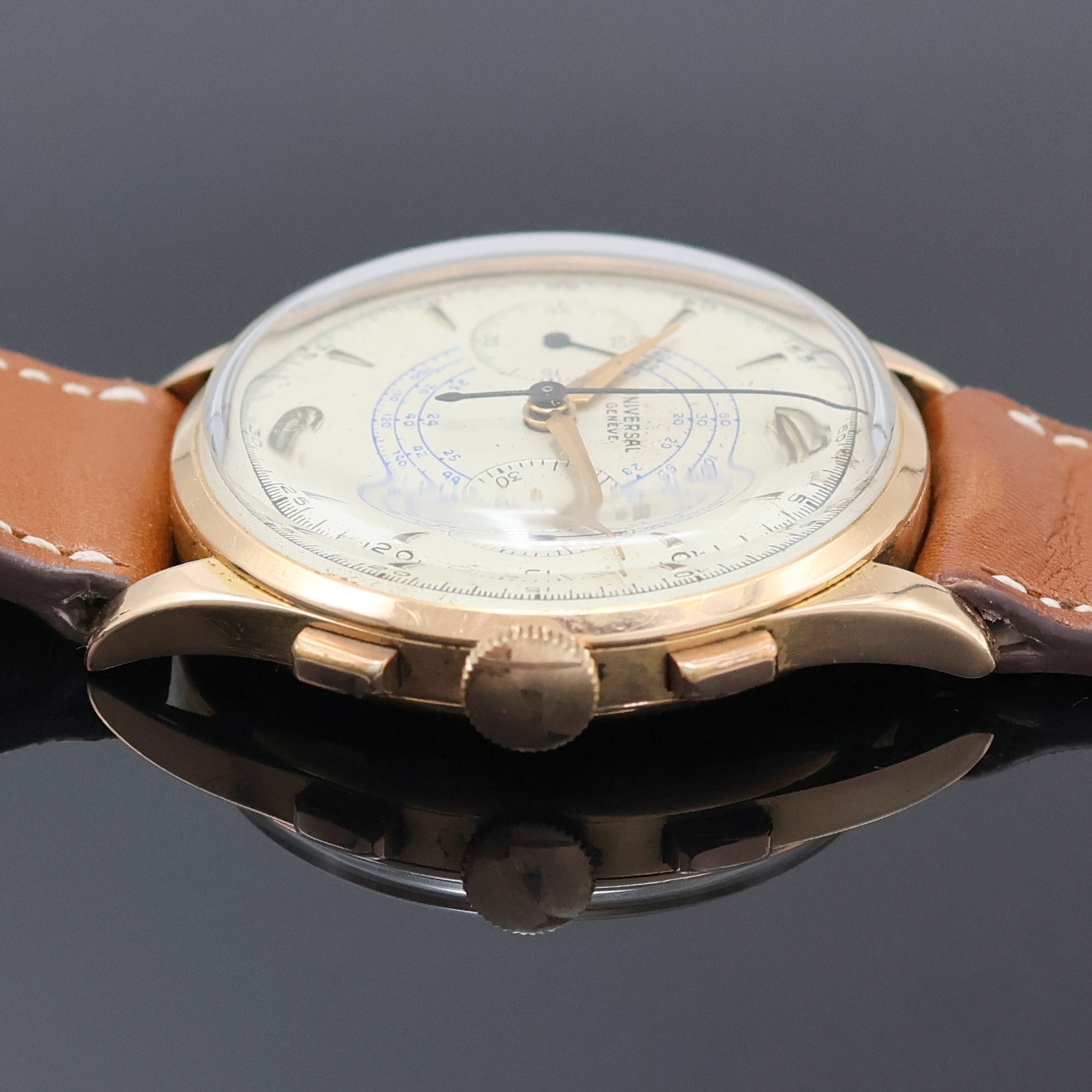 Detail b: UNIVERSAL GENEVE großer Armbandchronograph in RG 750/000 Referenz 124103, Schweiz um 1945, Handaufzug, 3-tlg. Geh., Boden u. Glasrand aufgedr., ...