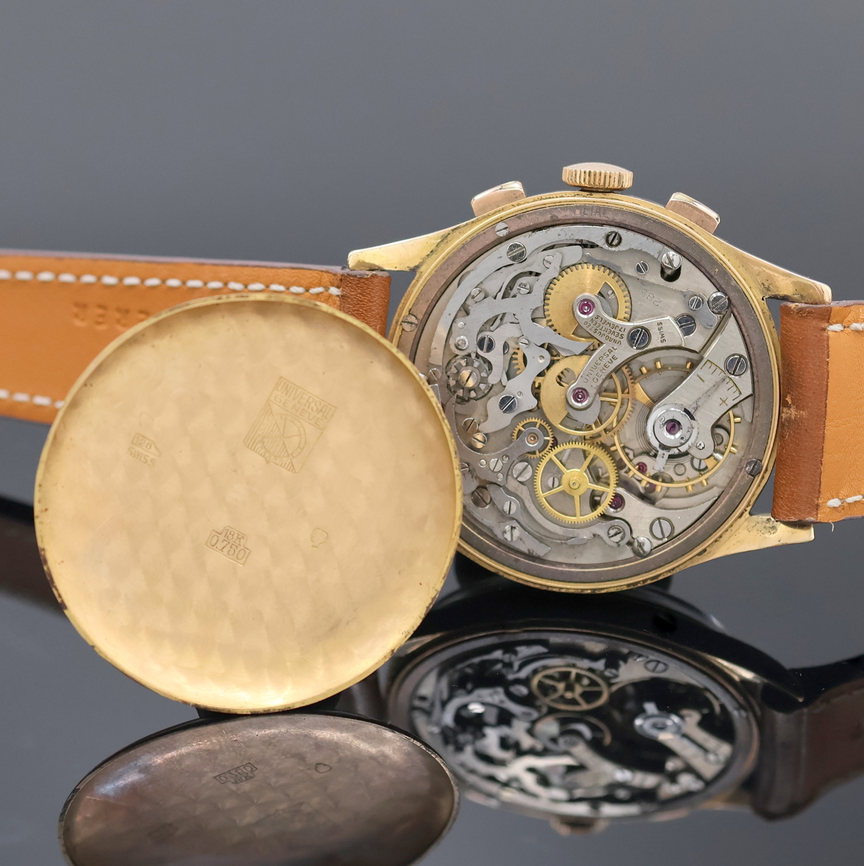 Detail d: UNIVERSAL GENEVE großer Armbandchronograph in RG 750/000 Referenz 124103, Schweiz um 1945, Handaufzug, 3-tlg. Geh., Boden u. Glasrand aufgedr., ...