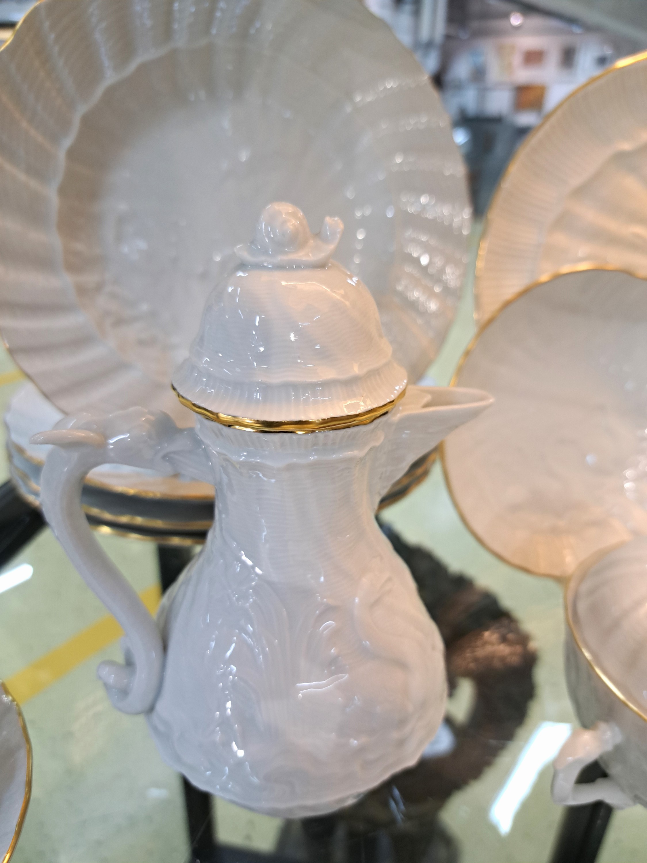 Detail d: Serviceteile des Schwanenservice, Meissen, 2. Hälfte 20.Jh., Weißporzellan, Goldrand, Reliefzier, 1. Wahl: ovale Platte 36x26 cm, runde Schüssel ...