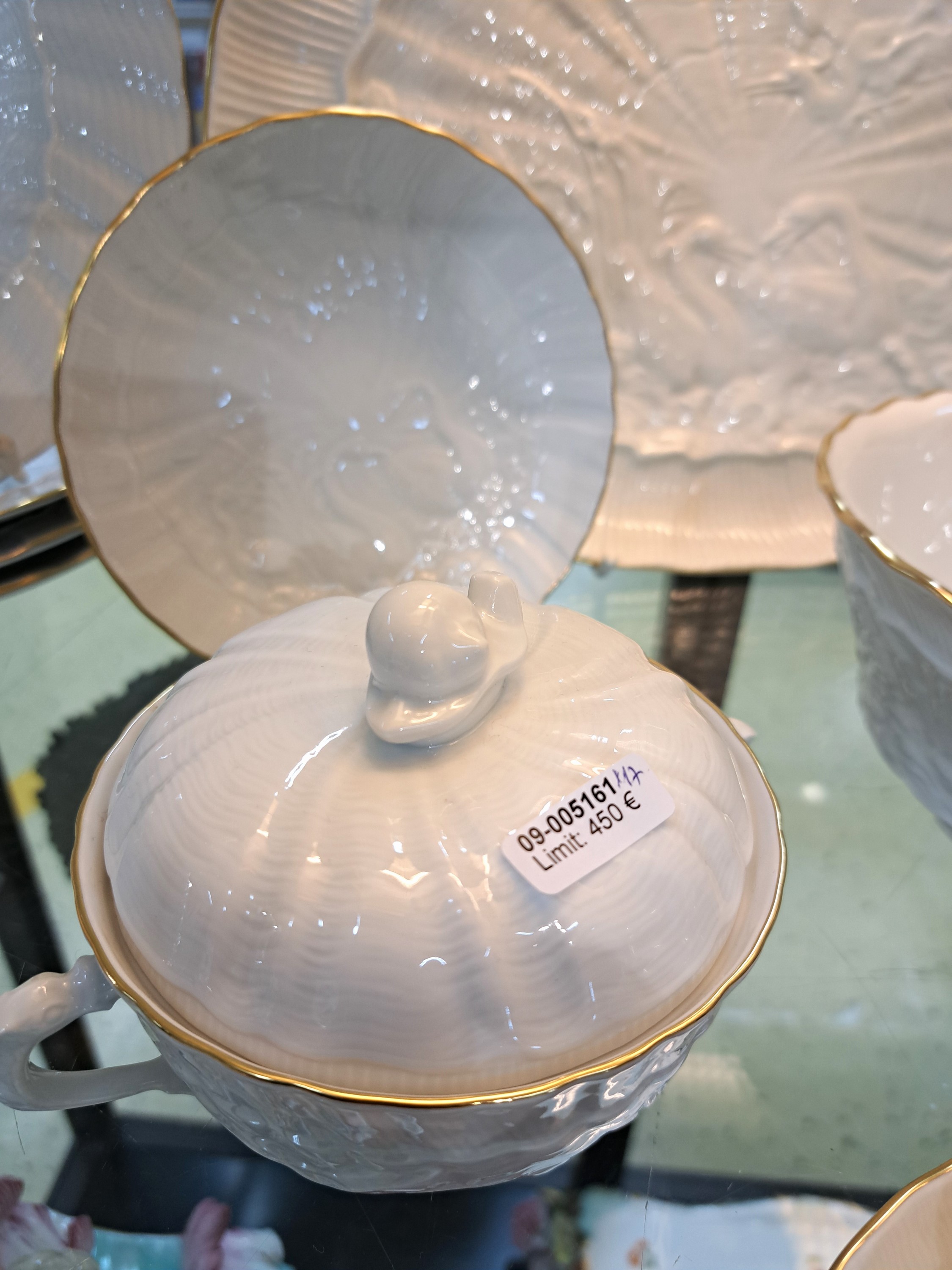 Detail e: Serviceteile des Schwanenservice, Meissen, 2. Hälfte 20.Jh., Weißporzellan, Goldrand, Reliefzier, 1. Wahl: ovale Platte 36x26 cm, runde Schüssel ...