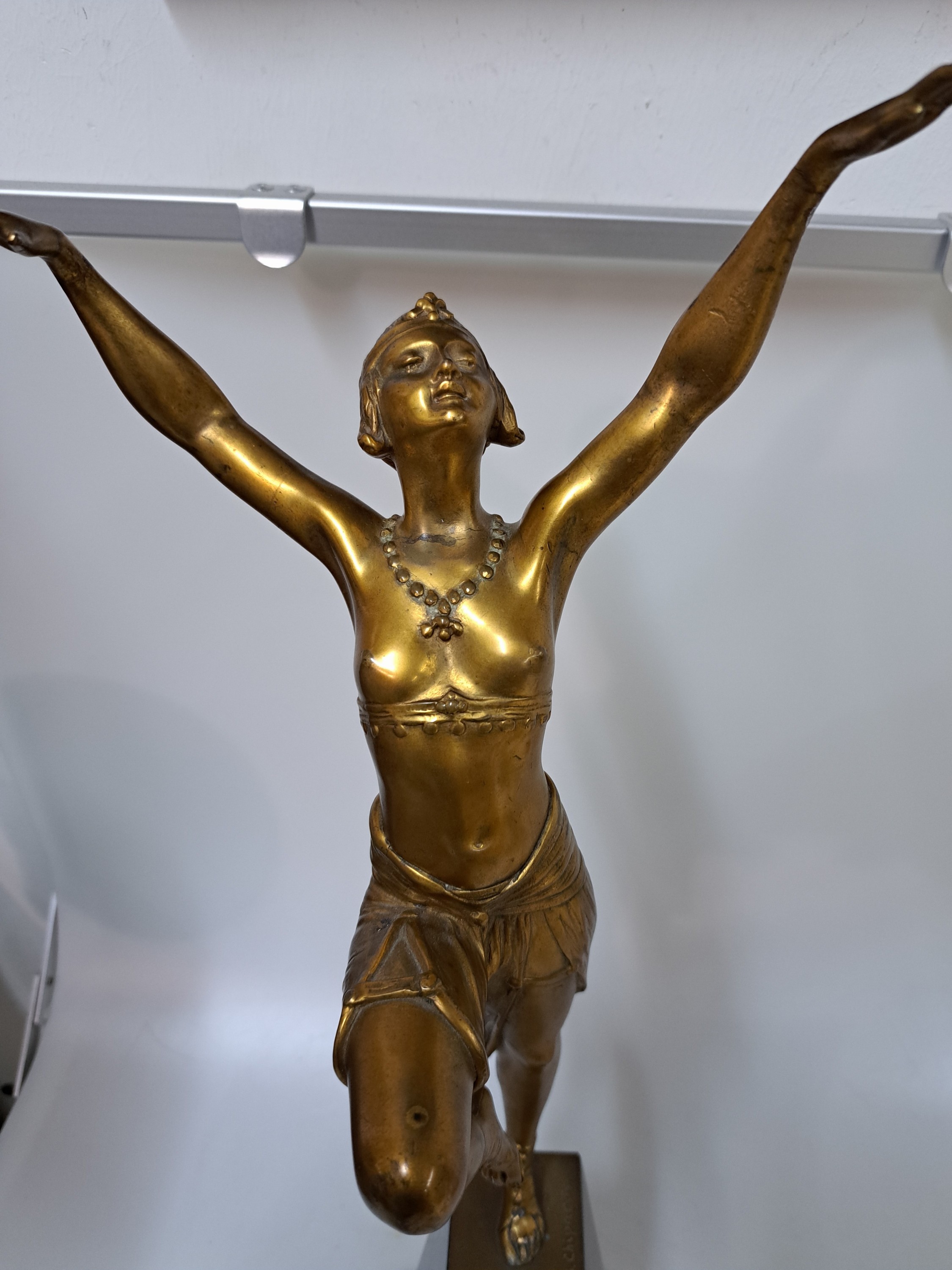 Detail a: Nach Demetre Haralamb Chiparus (1886-1947), Bronzeskulptur, Bronze, tanzende Odaliske, Sockel aus verschiedenfarbigem Marmor, Plinthe signiert D.H. ...