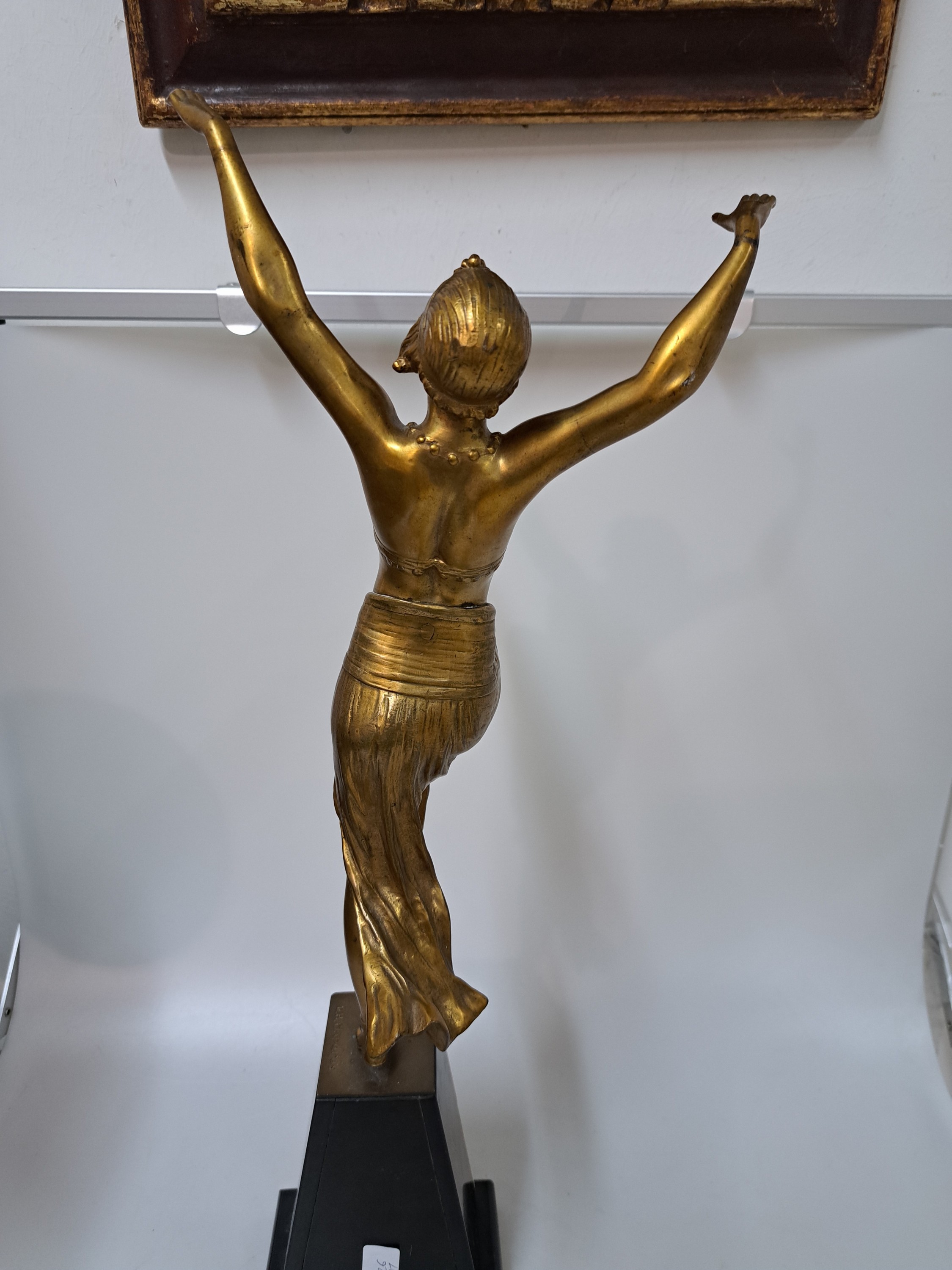 Detail b: Nach Demetre Haralamb Chiparus (1886-1947), Bronzeskulptur, Bronze, tanzende Odaliske, Sockel aus verschiedenfarbigem Marmor, Plinthe signiert D.H. ...