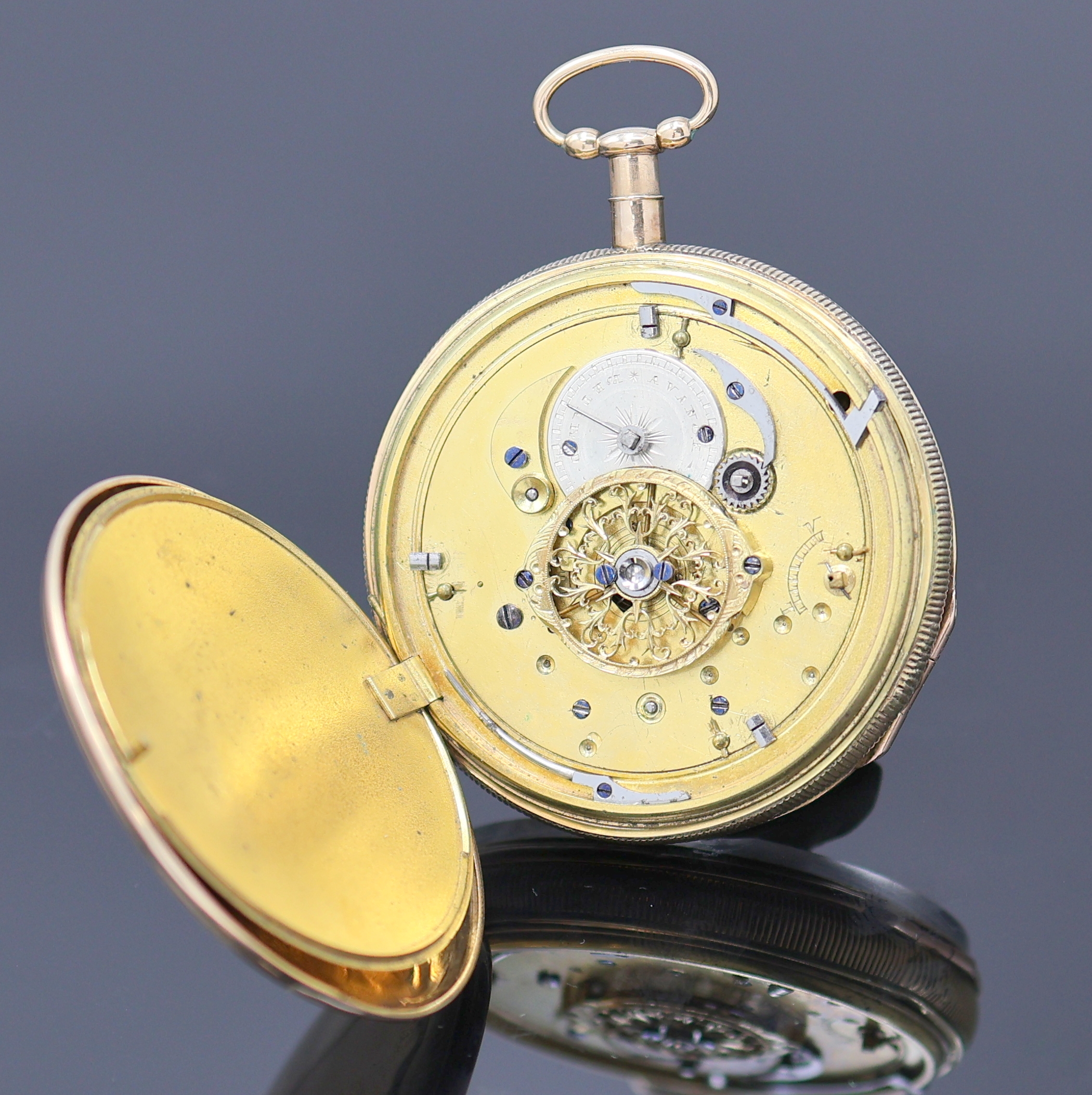 Detail d: Spindeltaschenuhr mit 1/4 Stunden-Repetition in Rosegold 750/000, Schweiz um 1820, Schlüsselaufzug, glattes Geh. m. geripptem Rand dell., verg. ...