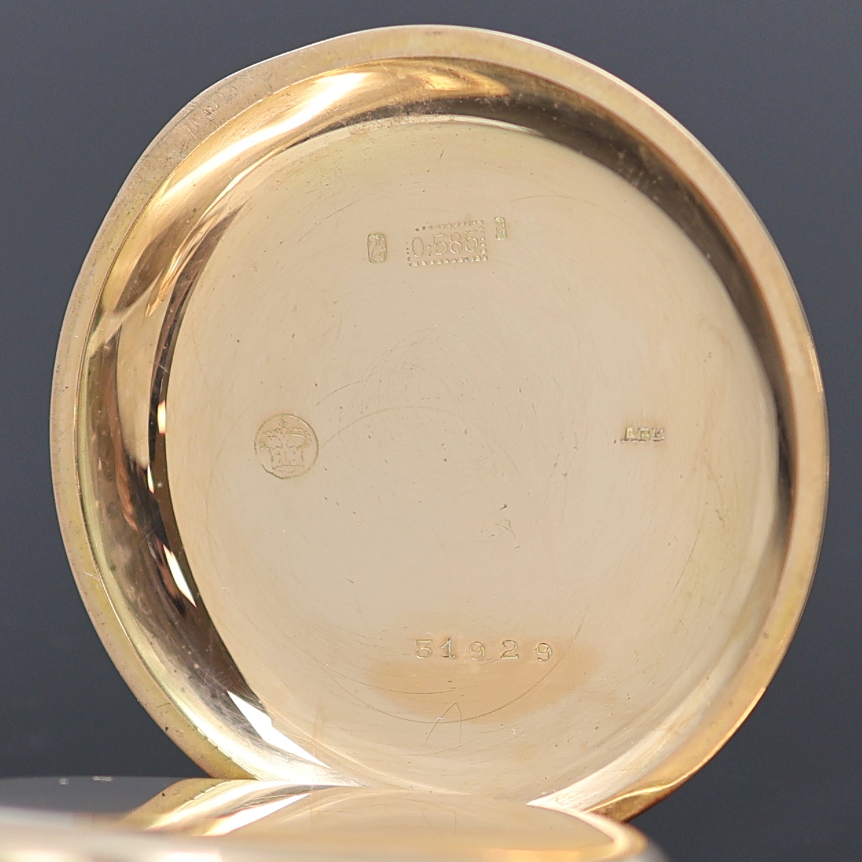 Detail d: ERNST KUTTER Stuttgart Herrensavonette in RoseG 585/000, Schweiz um 1910, glattes 3- Deckel Goldgeh., 2-tlg. Emailzifferbl. m. arab. Zahlen, kl. Sek. ...