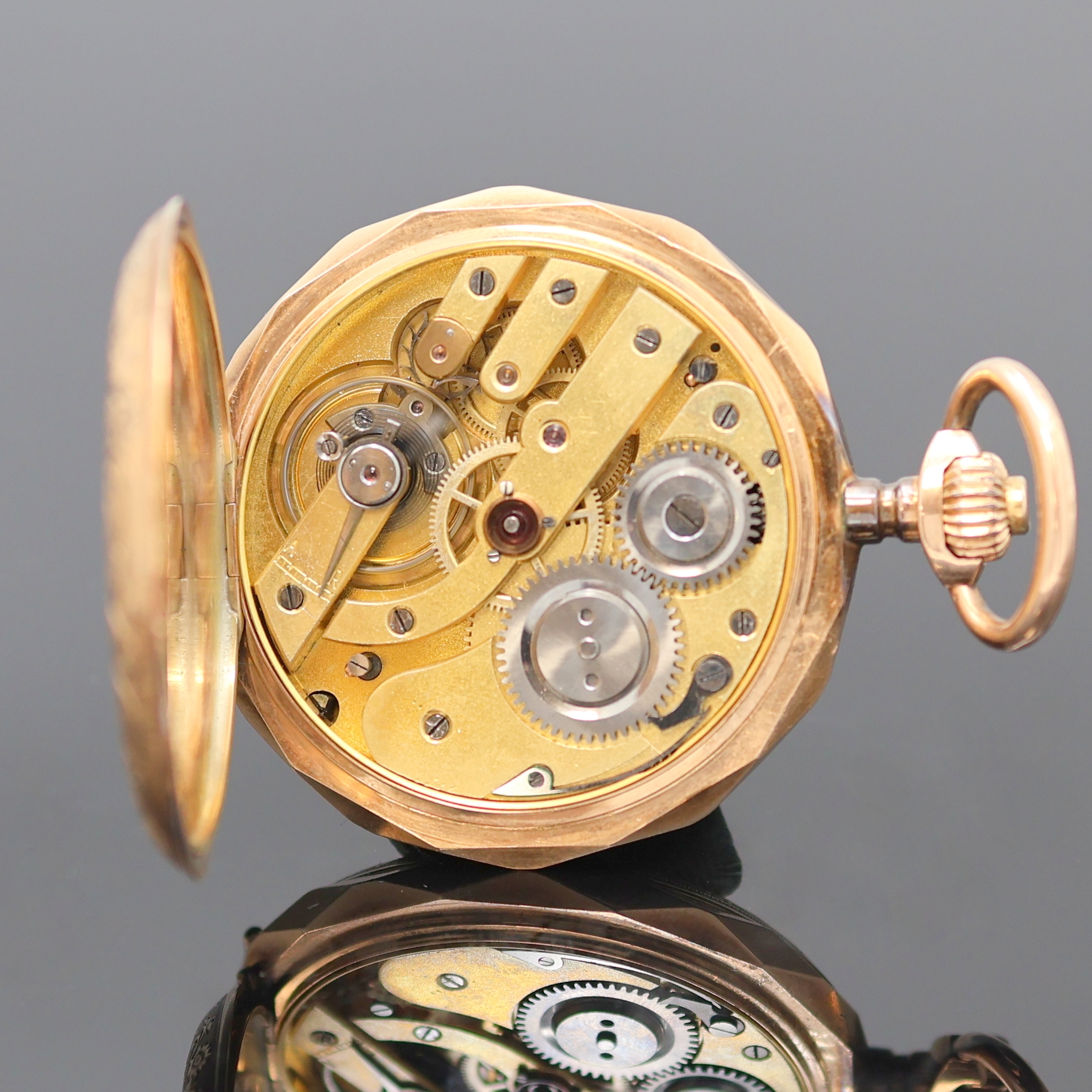 Detail c: Herrensavonette in aufwendig graviertem Goldgehäuse in RG 585/000, Schweiz um 1890, 3-Deckel-Goldgeh. dell. m. facett. Rand, 2- tlg. Emailzifferbl., ...
