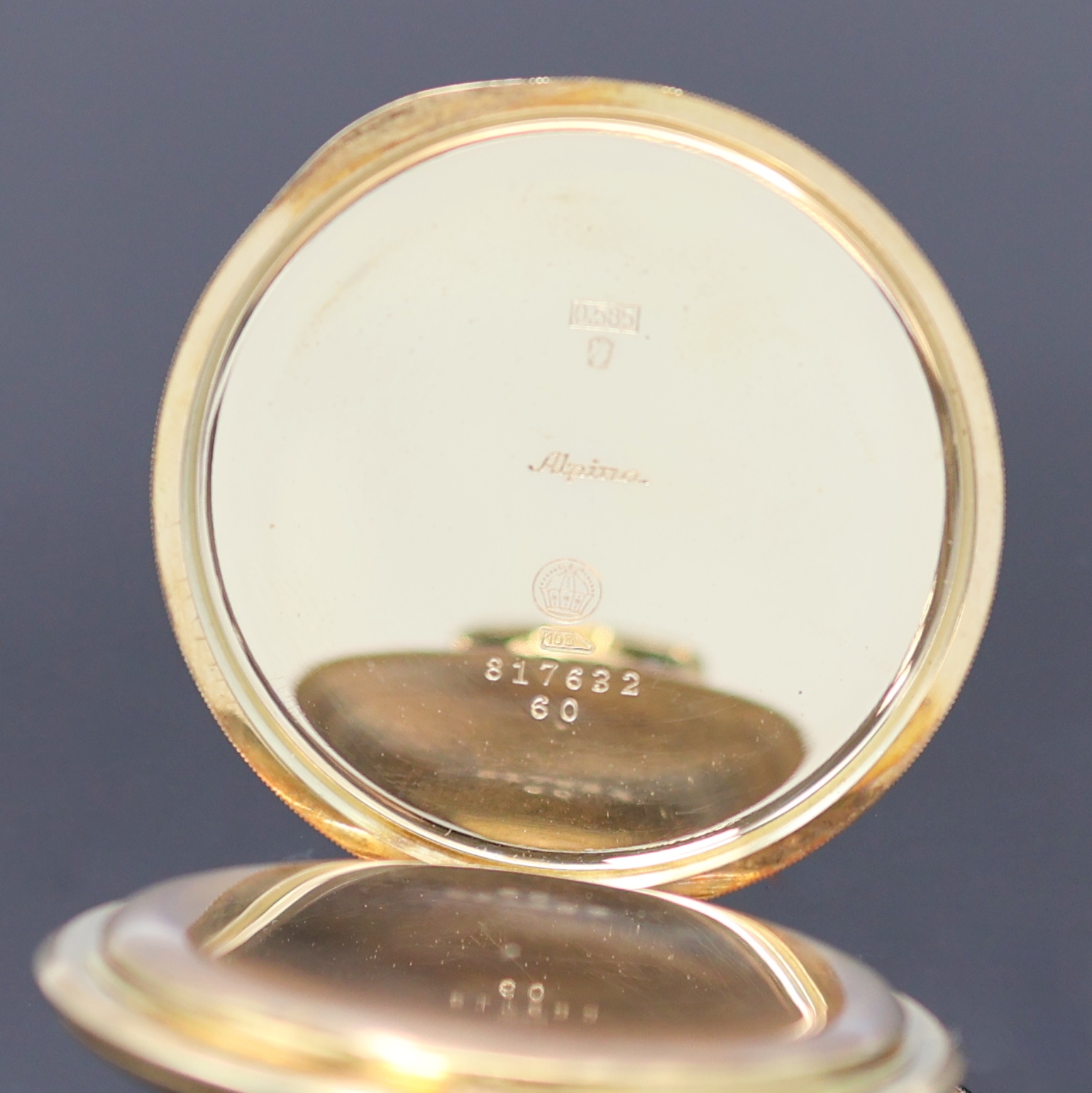 Detail d: ALPINA Art-Deco Herrensavonette in GG 585/000, Schweiz um 1930, flaches, guill. 2-Deckel Goldgeh., gold. Duoton-Zifferbl., arab. Zahlen, kl. Sek. b. ...