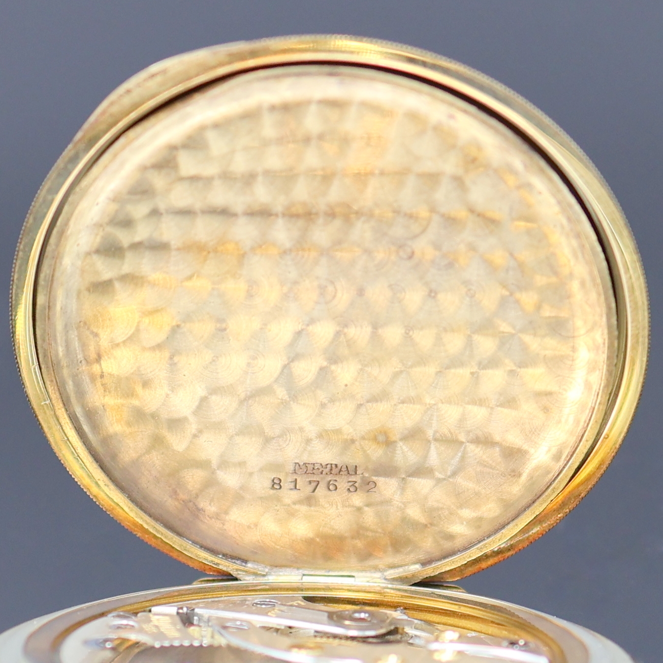Detail f: ALPINA Art-Deco Herrensavonette in GG 585/000, Schweiz um 1930, flaches, guill. 2-Deckel Goldgeh., gold. Duoton-Zifferbl., arab. Zahlen, kl. Sek. b. ...