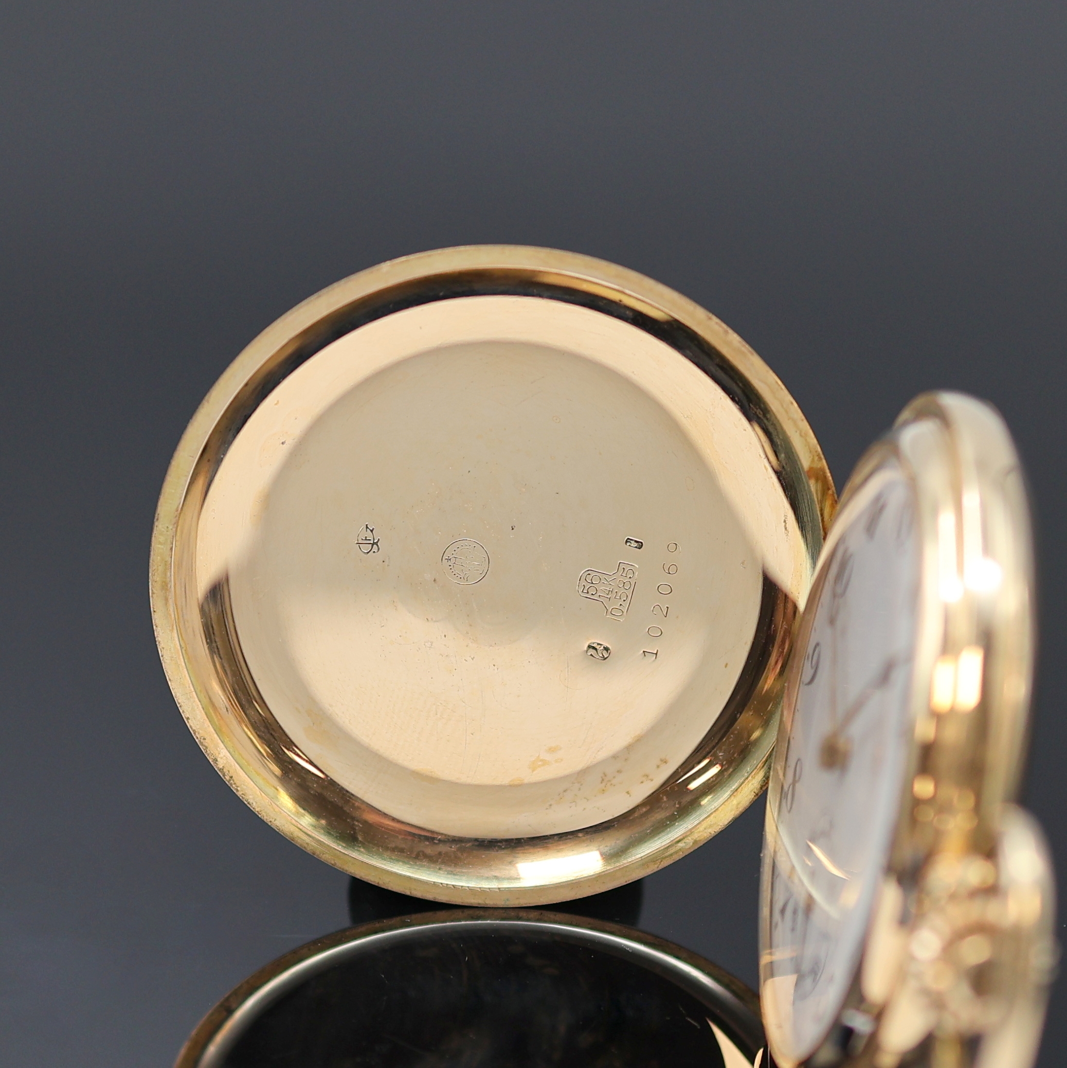 Detail a: Herrensavonette in RoseG 585/000, Schweiz um 1920, glattes 2-Deckel Goldgeh., Grav. Monogramm auf Sprungdeckel, Emailzifferbl. m. Breguetzahlen, kl. ...