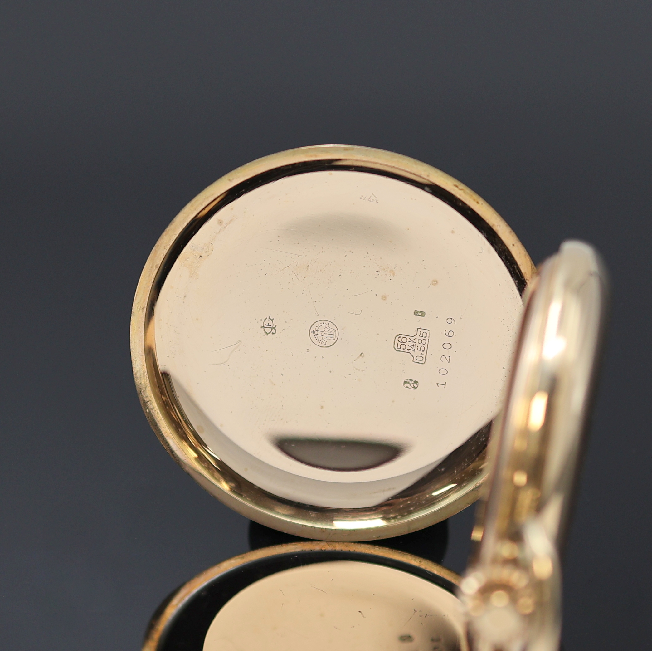 Detail c: Herrensavonette in RoseG 585/000, Schweiz um 1920, glattes 2-Deckel Goldgeh., Grav. Monogramm auf Sprungdeckel, Emailzifferbl. m. Breguetzahlen, kl. ...