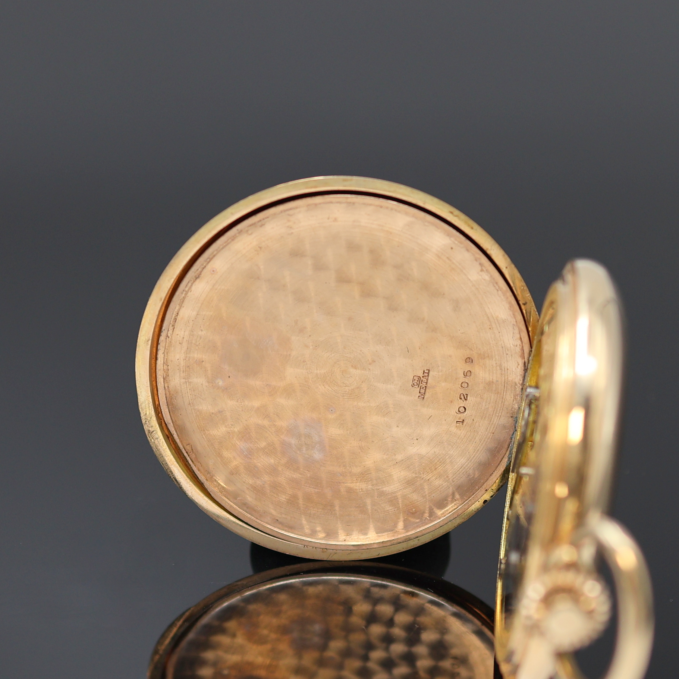 Detail d: Herrensavonette in RoseG 585/000, Schweiz um 1920, glattes 2-Deckel Goldgeh., Grav. Monogramm auf Sprungdeckel, Emailzifferbl. m. Breguetzahlen, kl. ...
